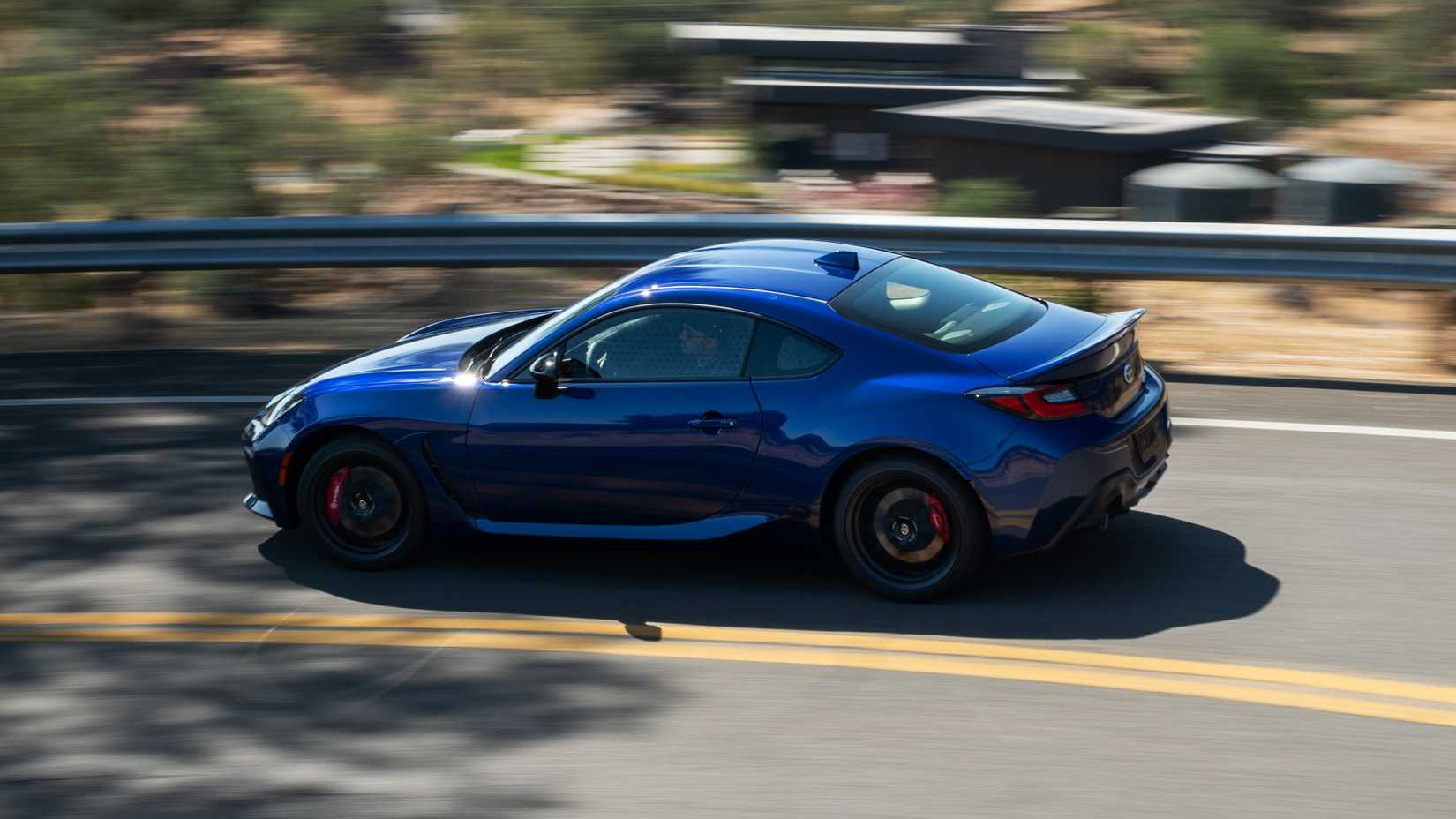Azul 2027 Toyota GR86 em movimento