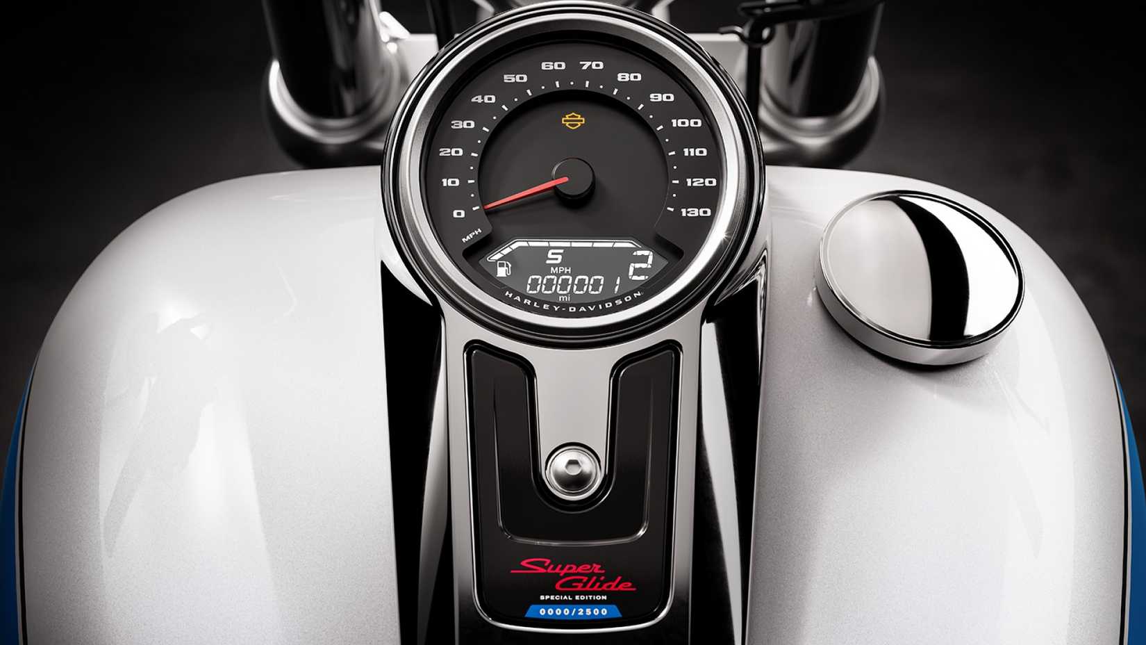 Close-up do cluster montado no tanque Harley-Davidson Super Glide 2026