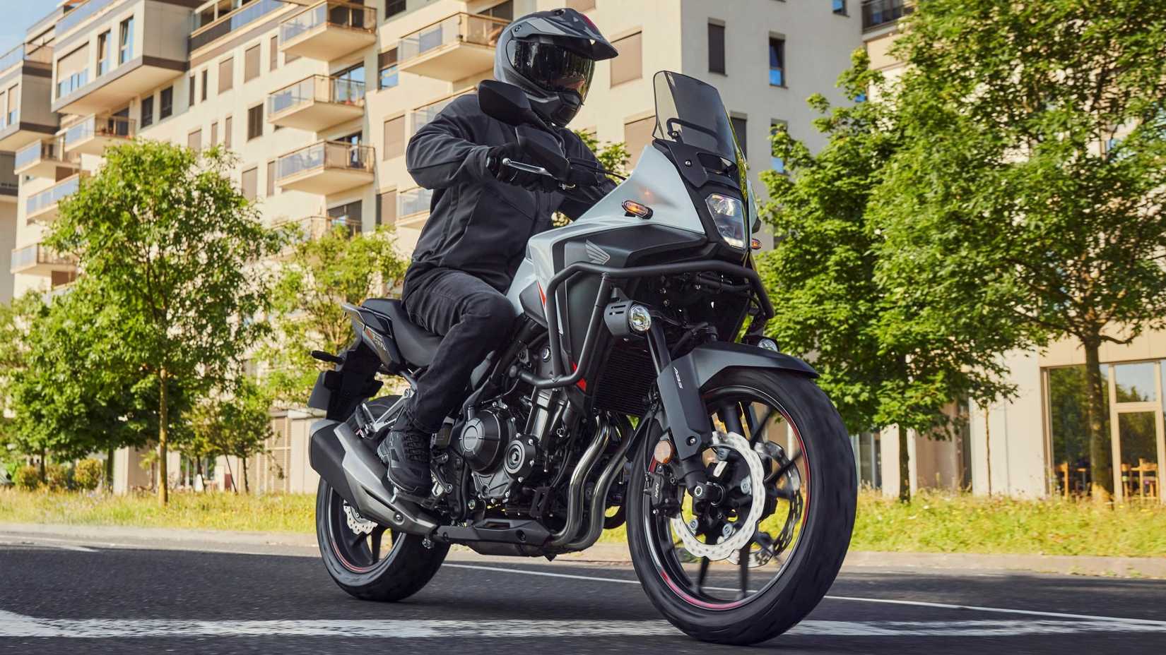 2026 Honda NX500 nas ruas, vista frontal do terceiro quarto