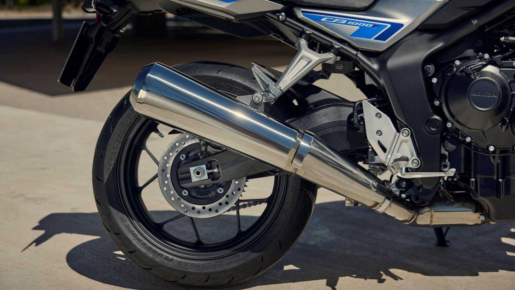 2026 Honda CB1000F close-up do escapamento