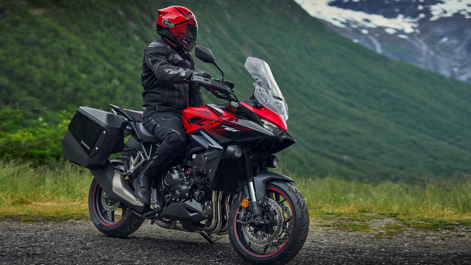 2026 Honda CB1000GT estacionada com o piloto relaxando na vista frontal do terceiro quarto