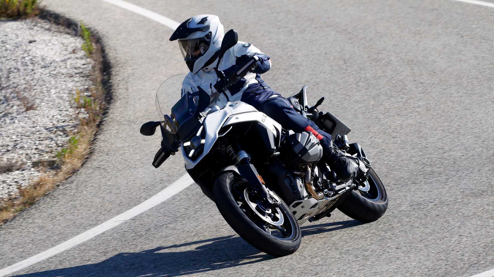 Uma foto impressionante de um piloto a bordo da BMW R 1300 GS andando em uma rodovia
