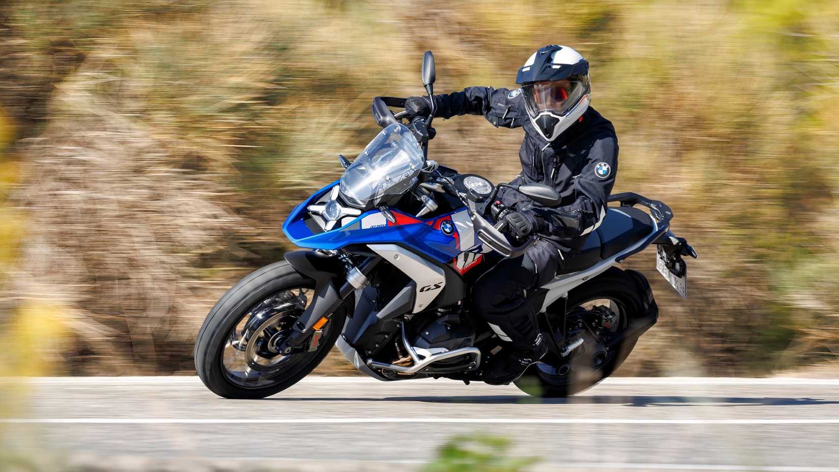 Uma foto impressionante de um piloto a bordo da BMW R 1300 GS andando na rodovia