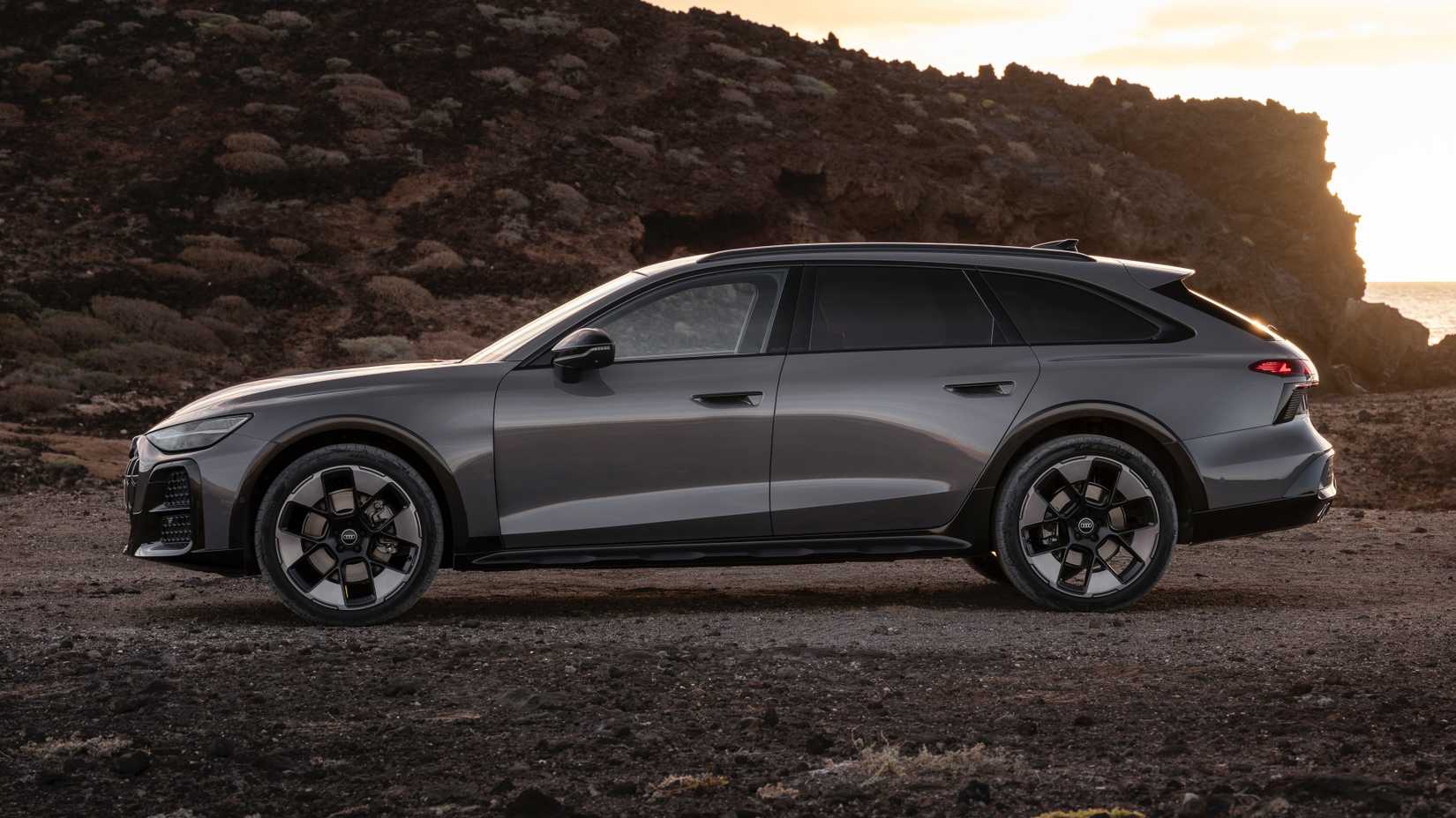 Imagem estática do perfil lateral do Audi A6 Allroad 2027 estacionado fora de estrada