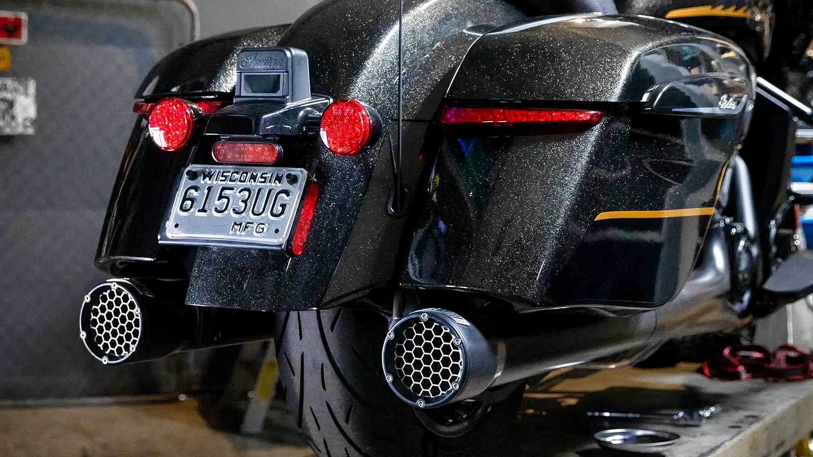 Silenciadores de escape deslizantes ARO GP da motocicleta indiana instalados em um ensacador