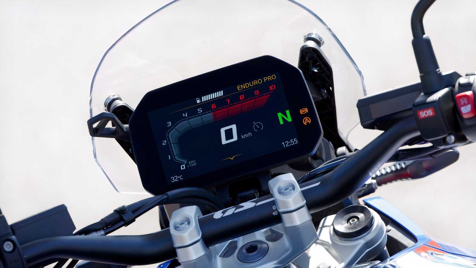 Grande plano do ecrã TFT da BMW R 1300 GS