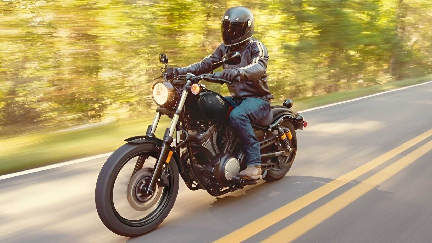 Yamaha Bolt R-Spec navegando na frente da estrada acelerando no terceiro quarto