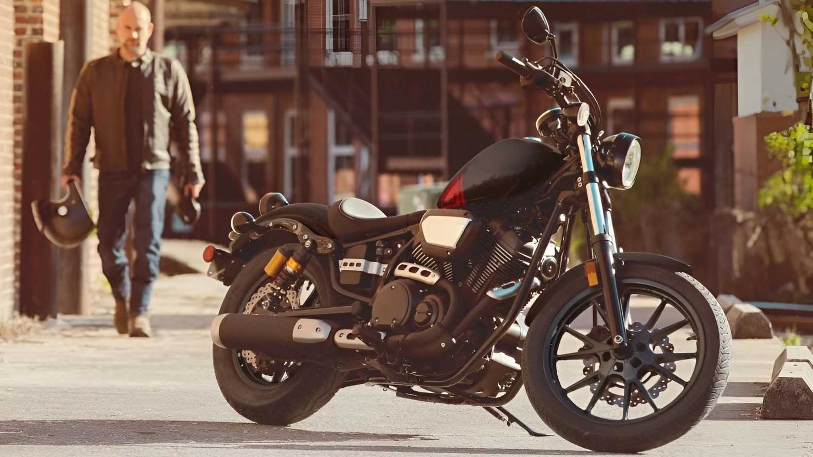 Yamaha Bolt R-Spec estacionado na frente da estrada, cena cinematográfica do terceiro quarto