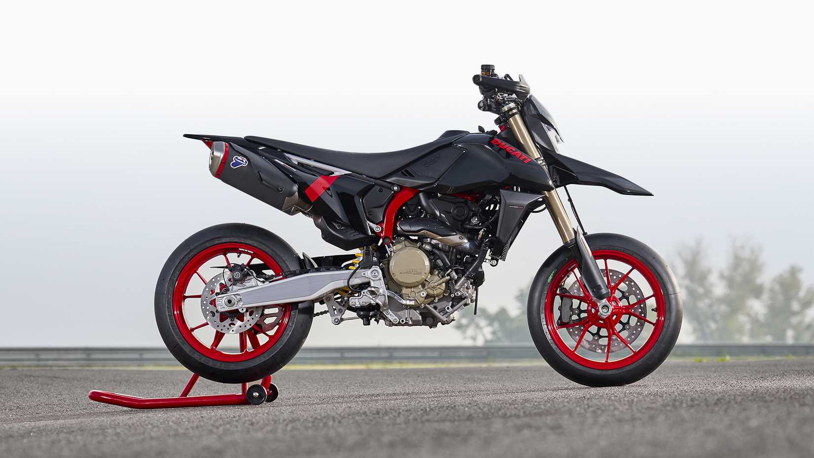 Foto de herói de uma Ducati Hypermotard 698 Nera em um suporte de paddock