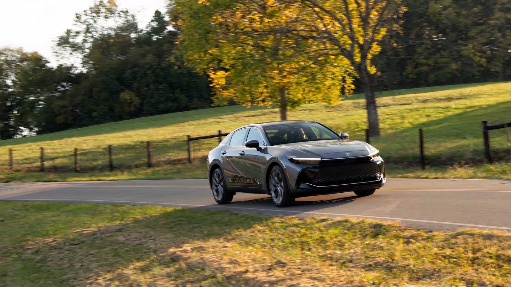 Toyota Crown cinza 2026 dirigindo em uma estrada secundária