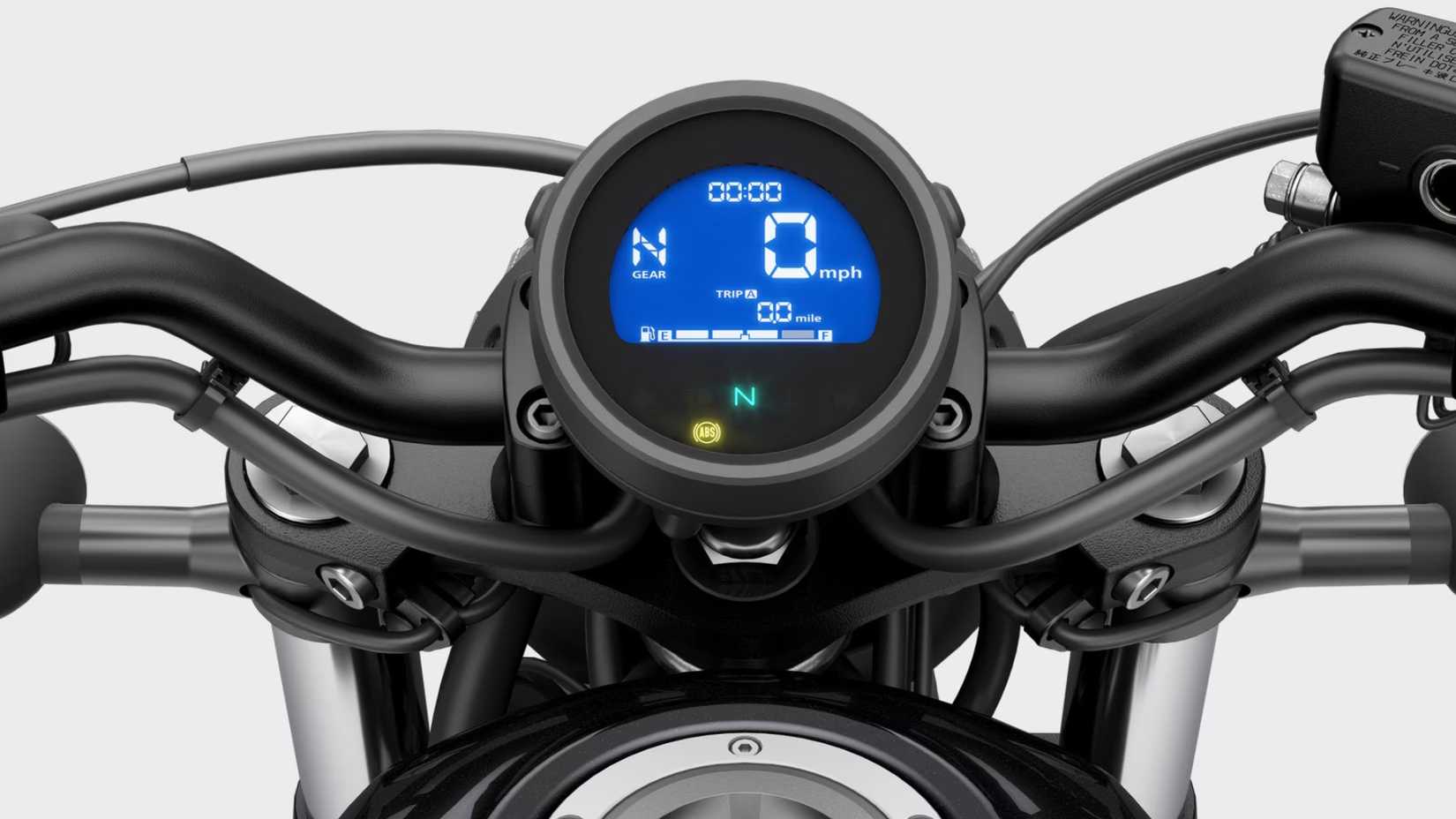 Close-up do painel de instrumentos LCD da Honda Rebel 500
