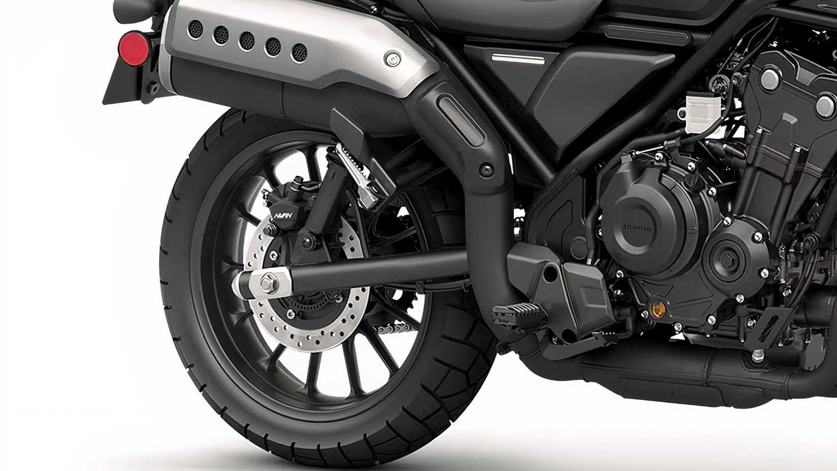 Captura aproximada da roda traseira e do escapamento de uma Honda SCL500