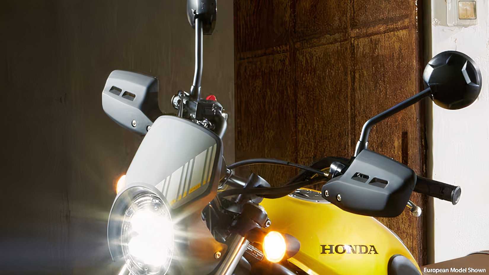 Foto do protetor de mão e tela mosquiteira em um modelo europeu Honda SCL500