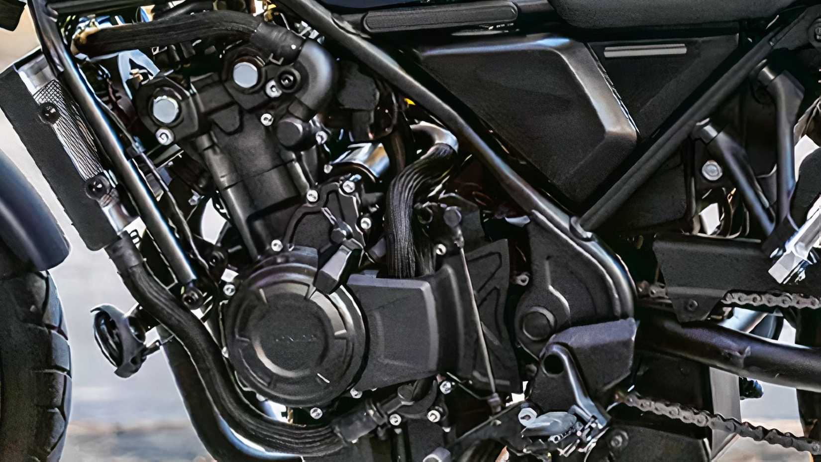 Captura aproximada do lado esquerdo do motor de um Honda SCL500