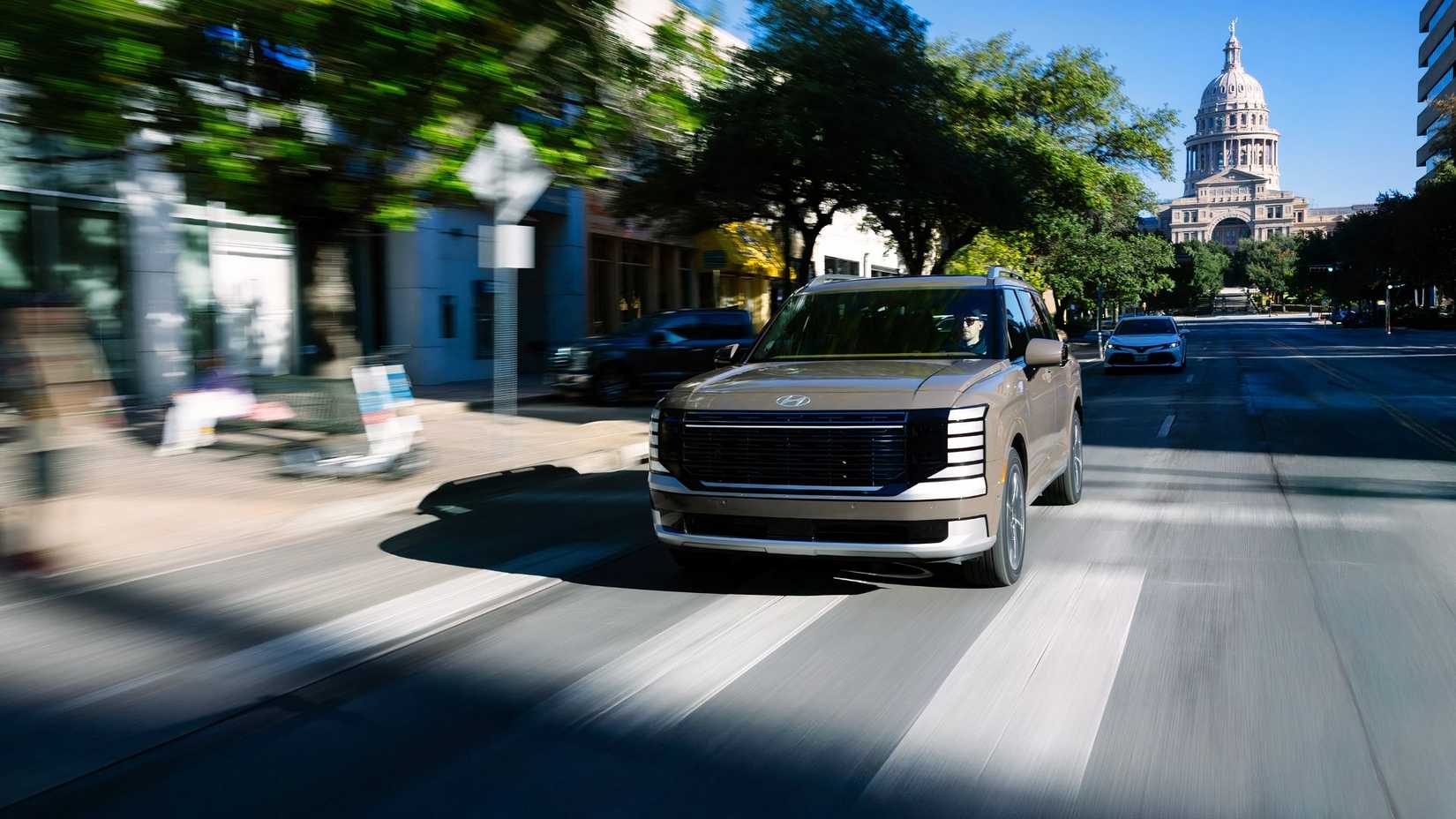Um Hyundai Palisade Hybrid dirigindo na cidade