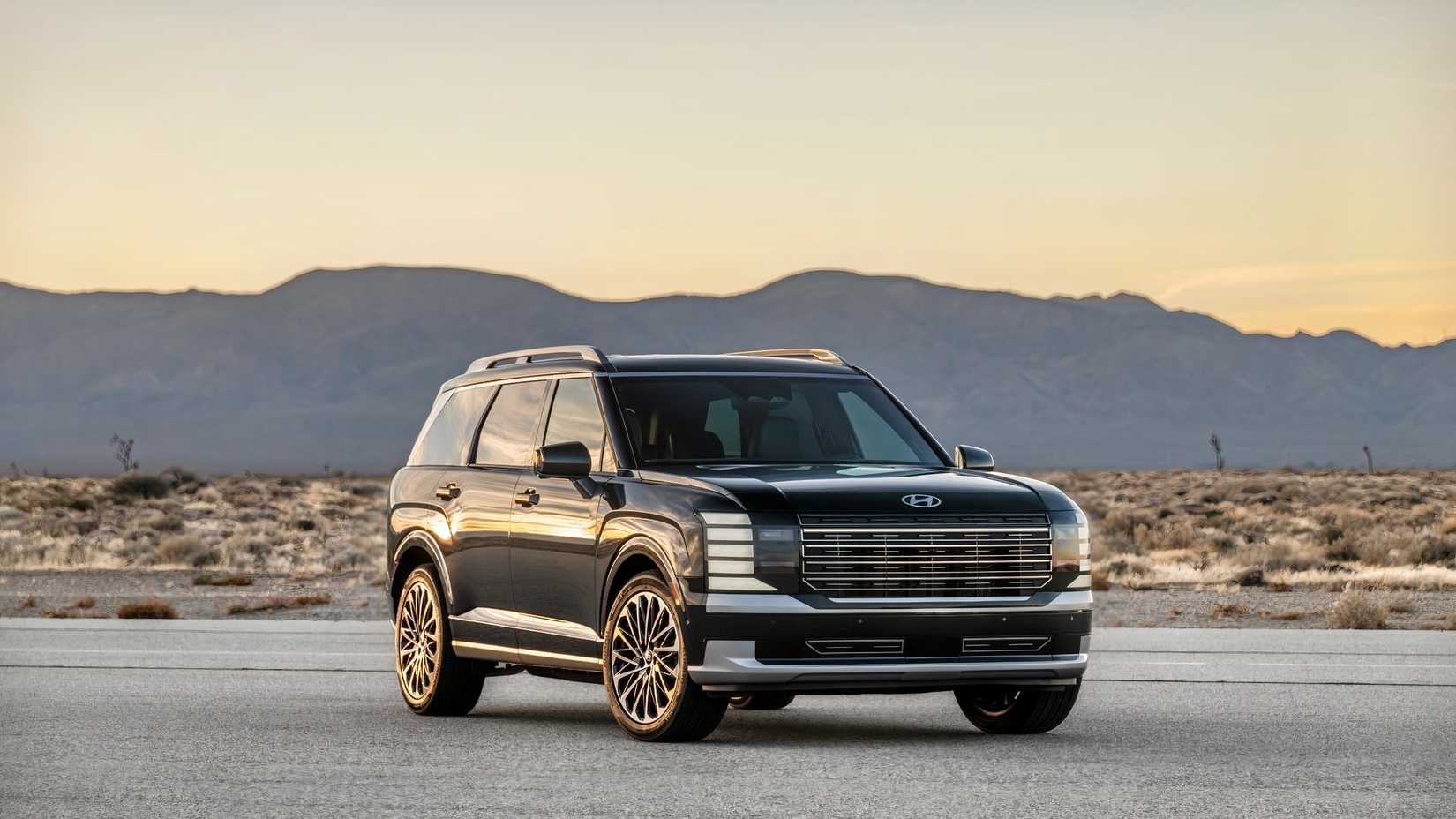 Um Hyundai Palisade Hybrid estacionado no deserto