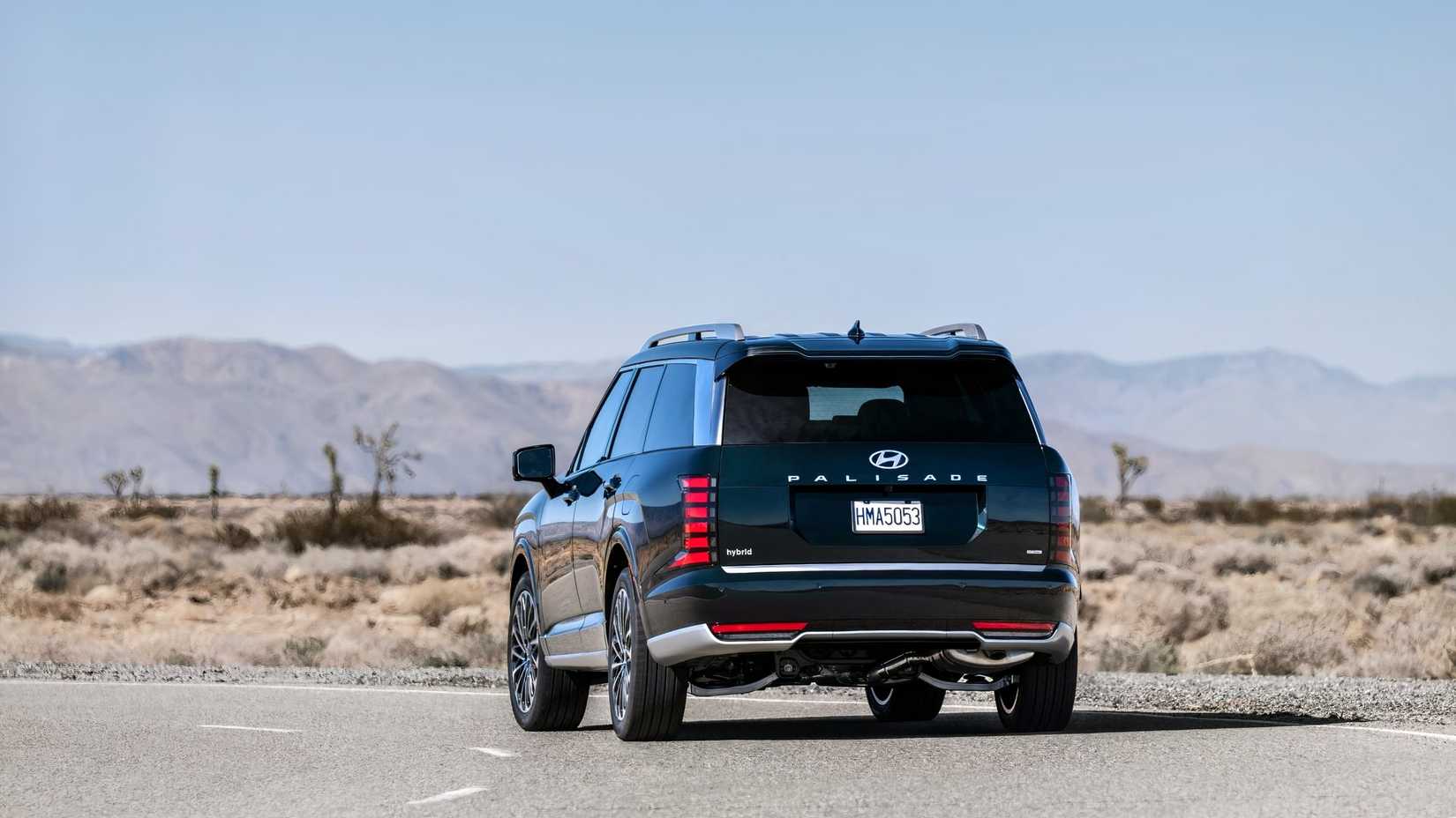Um Hyundai Palisade Hybrid visto de trás enquanto se afasta