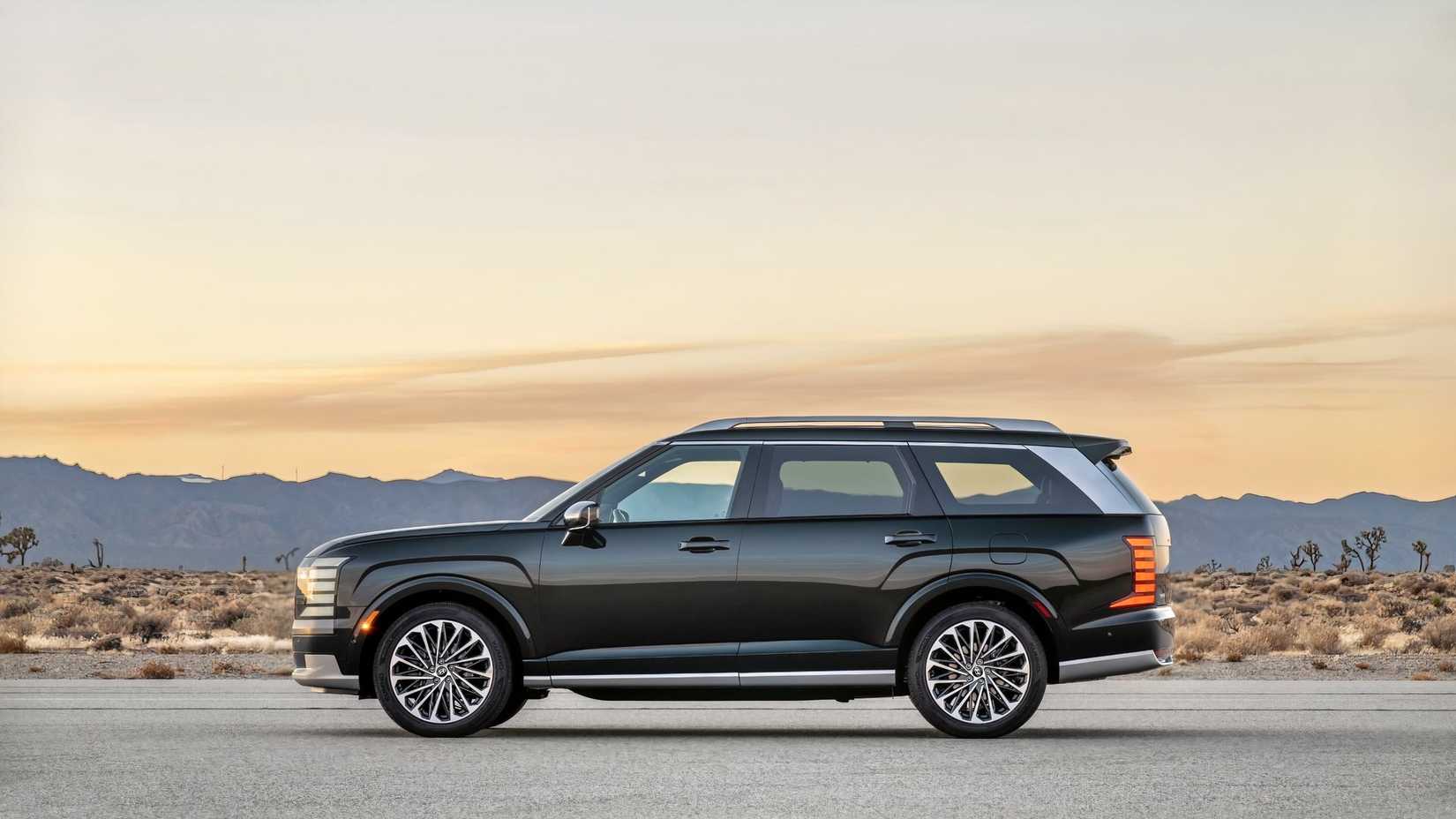 Uma vista lateral de um Hyundai Palisade Hybrid