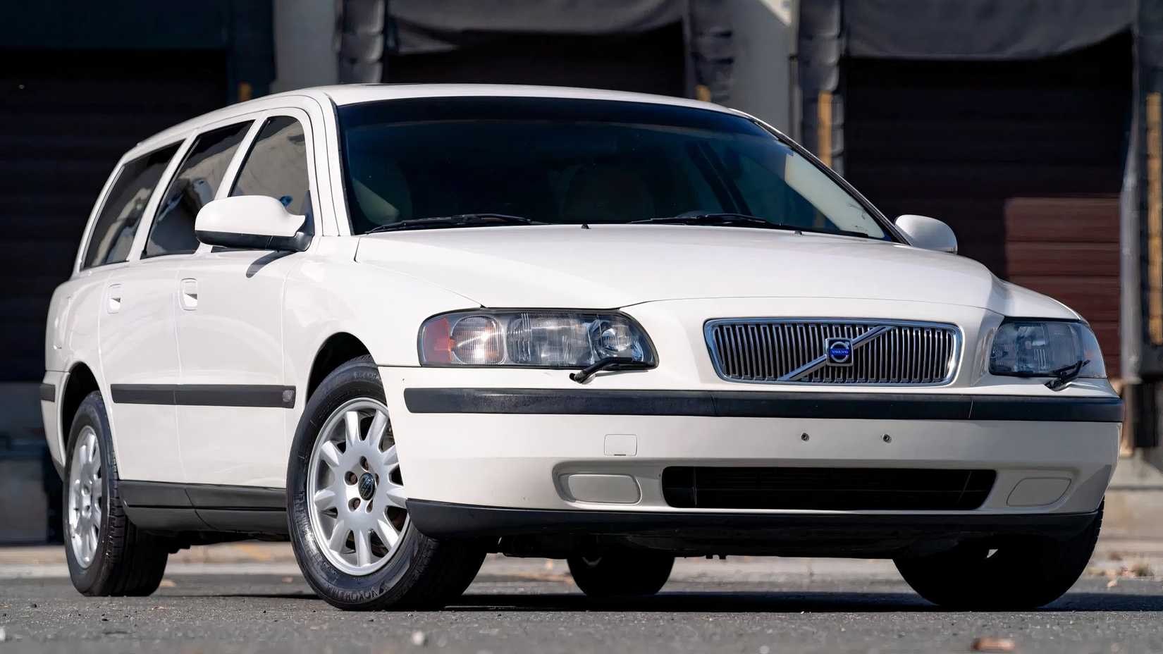 2001 Volvo V70 front 3/4