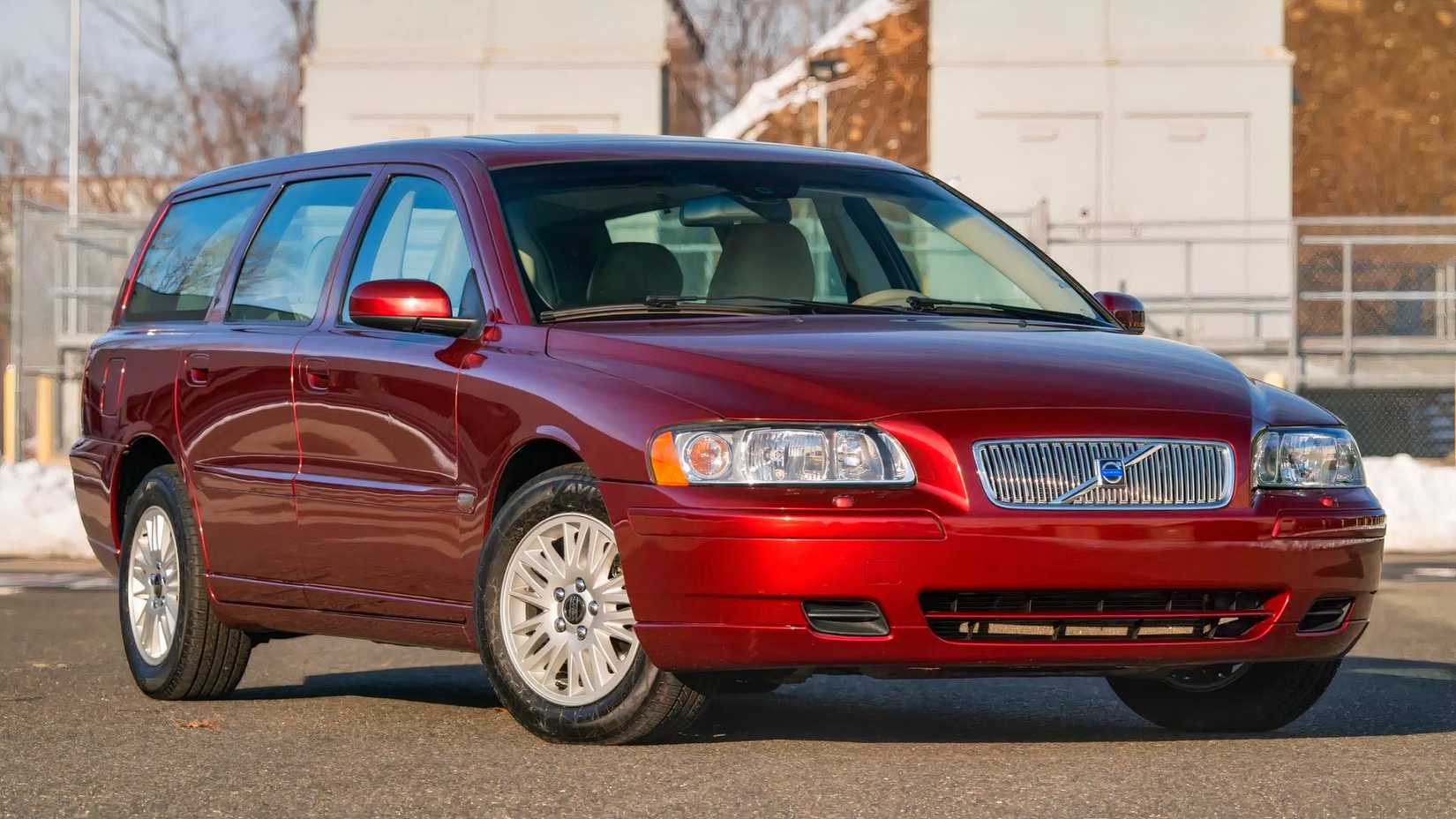 2005 Volvo V70 front 3/4