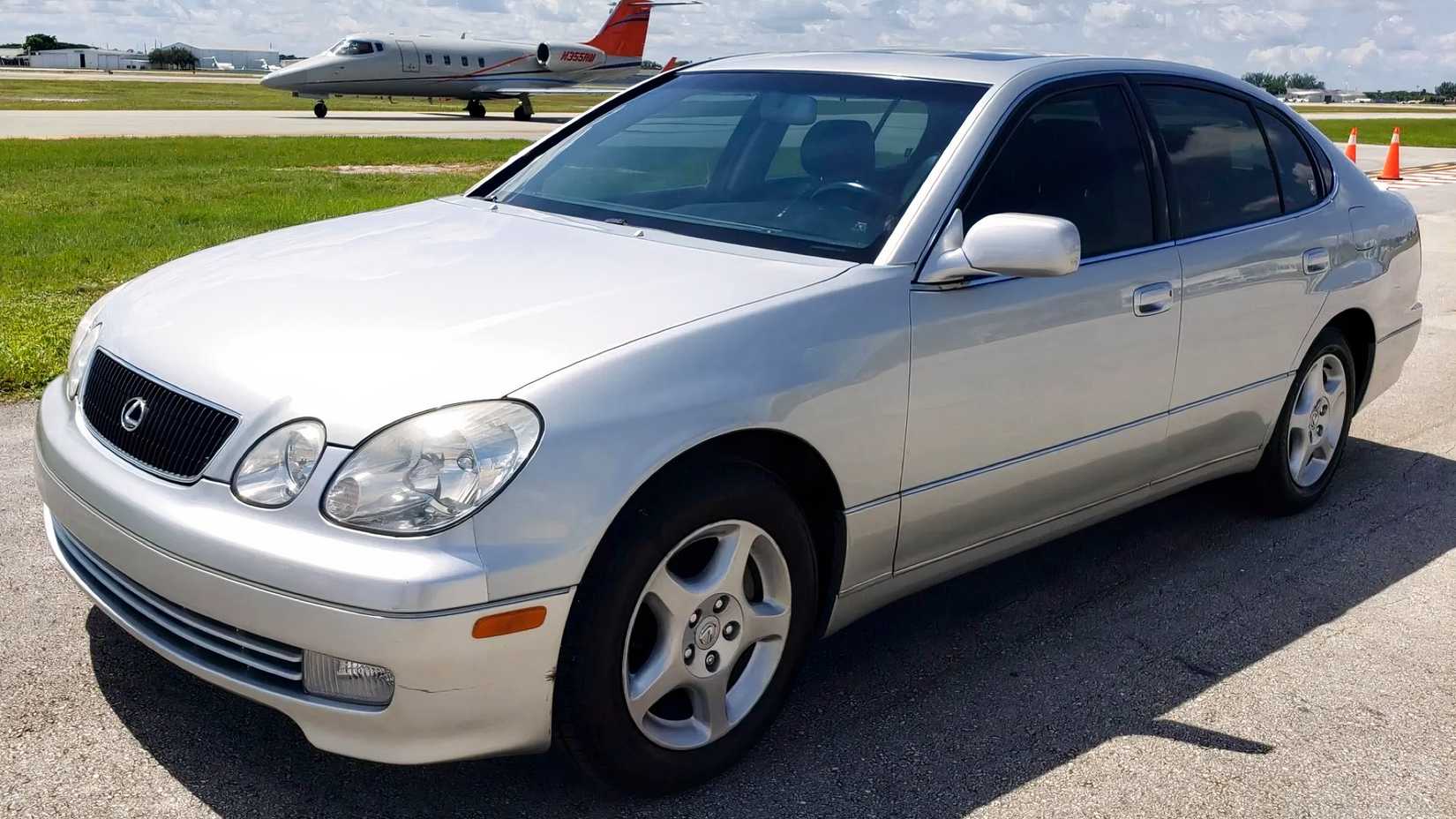 Foto frontal 3/4 do Lexus GS 300 1998 estacionado no campo de aviação