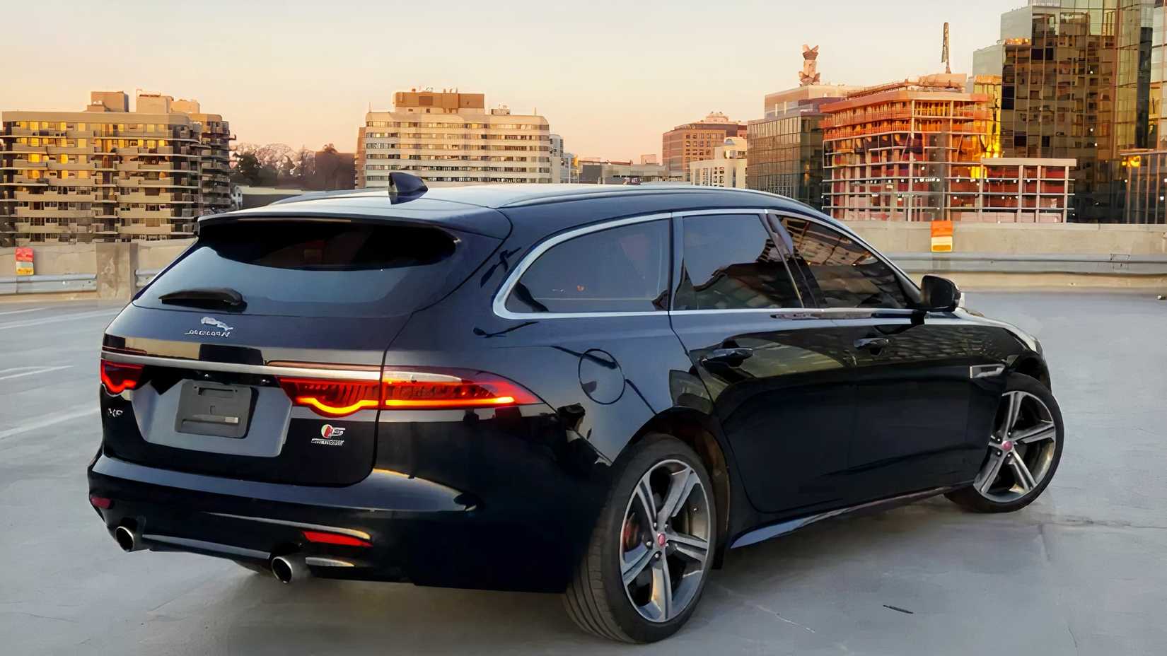 2018 Jaguar XF Sportbrake S traseiro 3/4 estacionado
