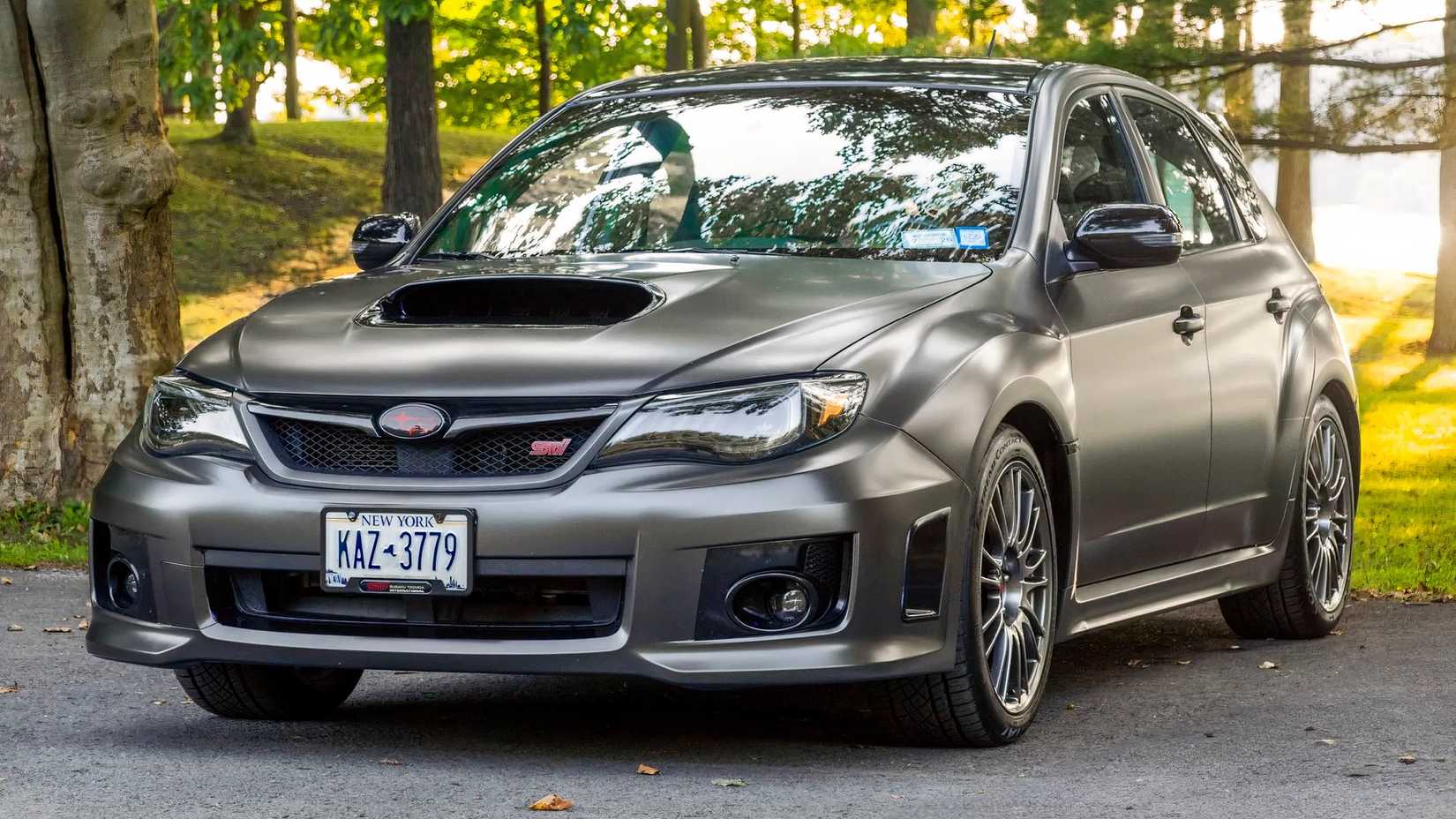 2012 Subaru Impreza WRX STi frente 3/4 tiro estacionado na estrada