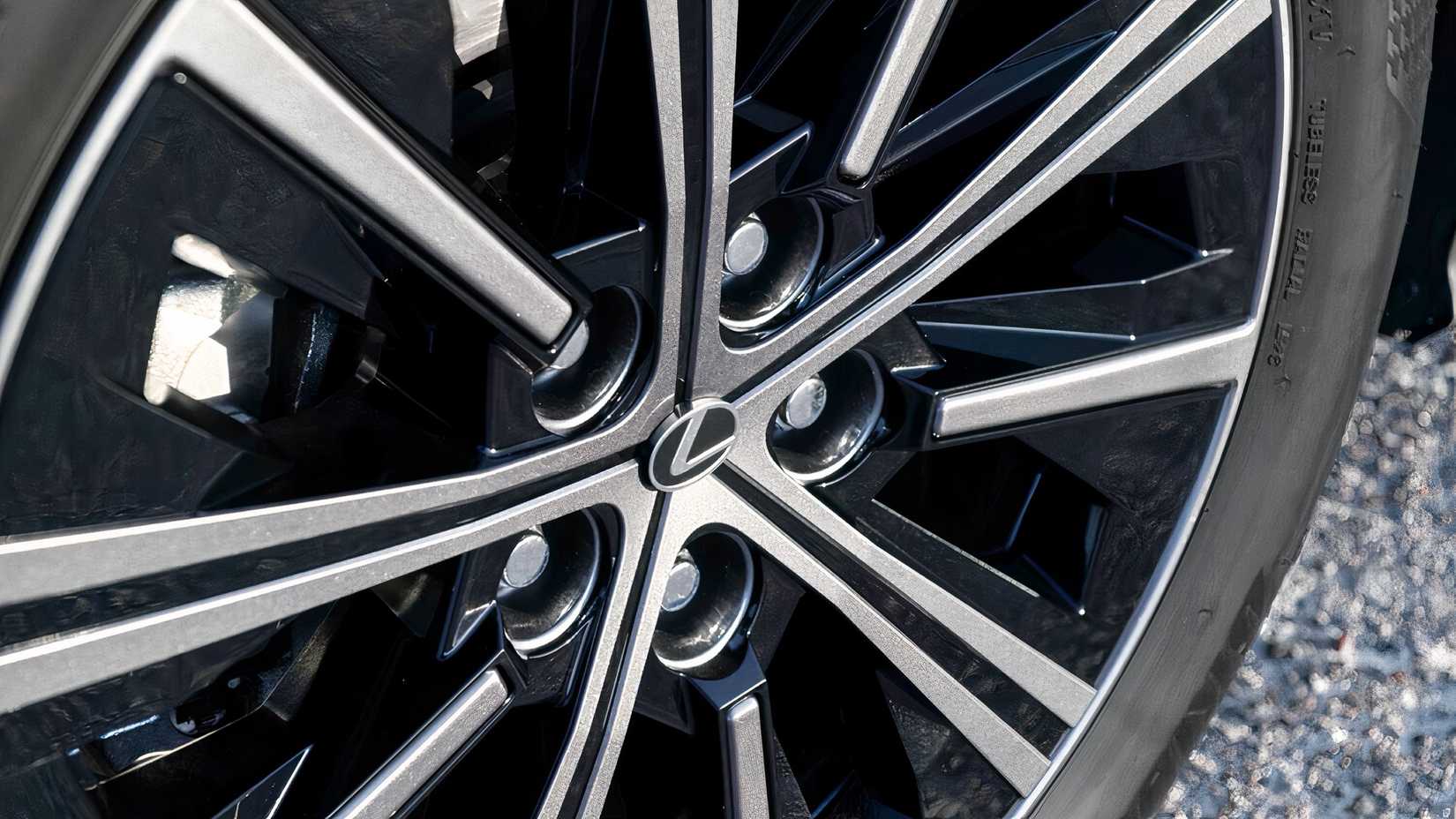 2026 Lexus ES 350h wheel close-up