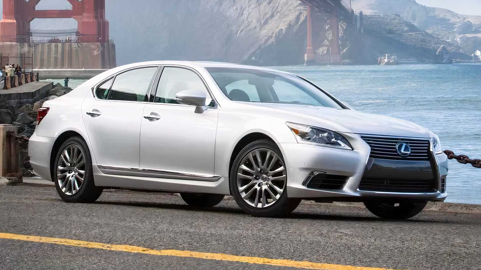 Front 3/4 shot of 2017 Lexus LS 460 parked