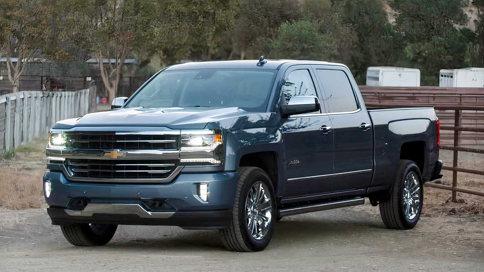 Front 3/4 shot of 2018 Chevrolet Silverado 1500 parked