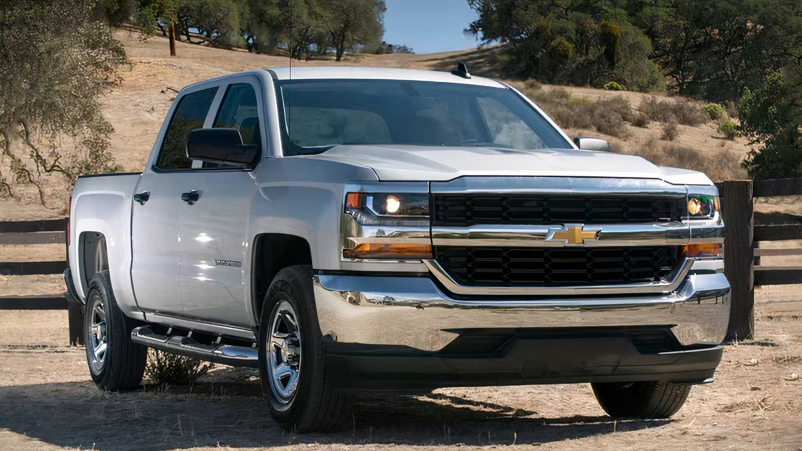 Front 3/4 shot of 2018 Chevrolet Silverado 1500 parked