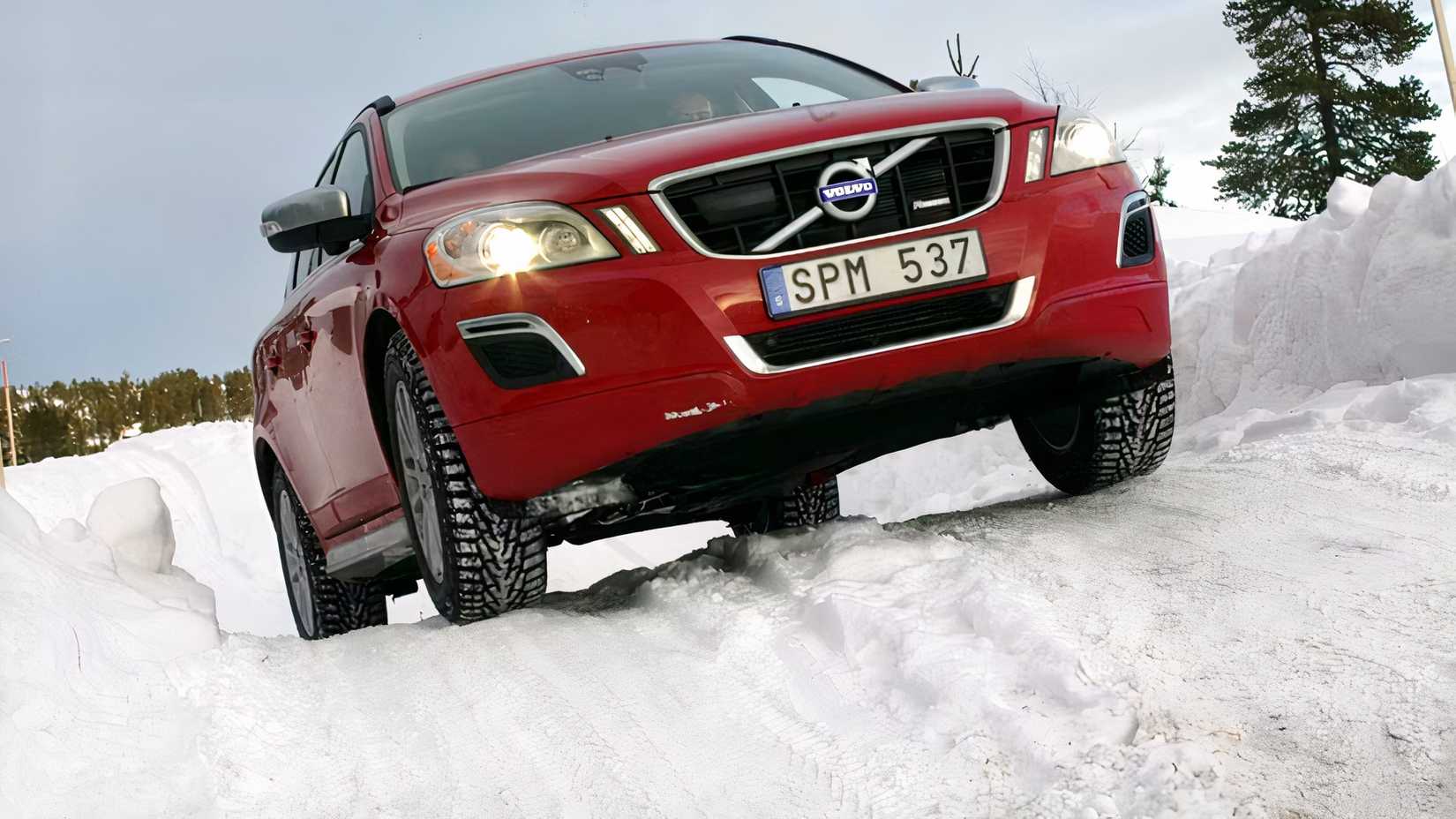 2011 Volvo XC60 front 3/4 action