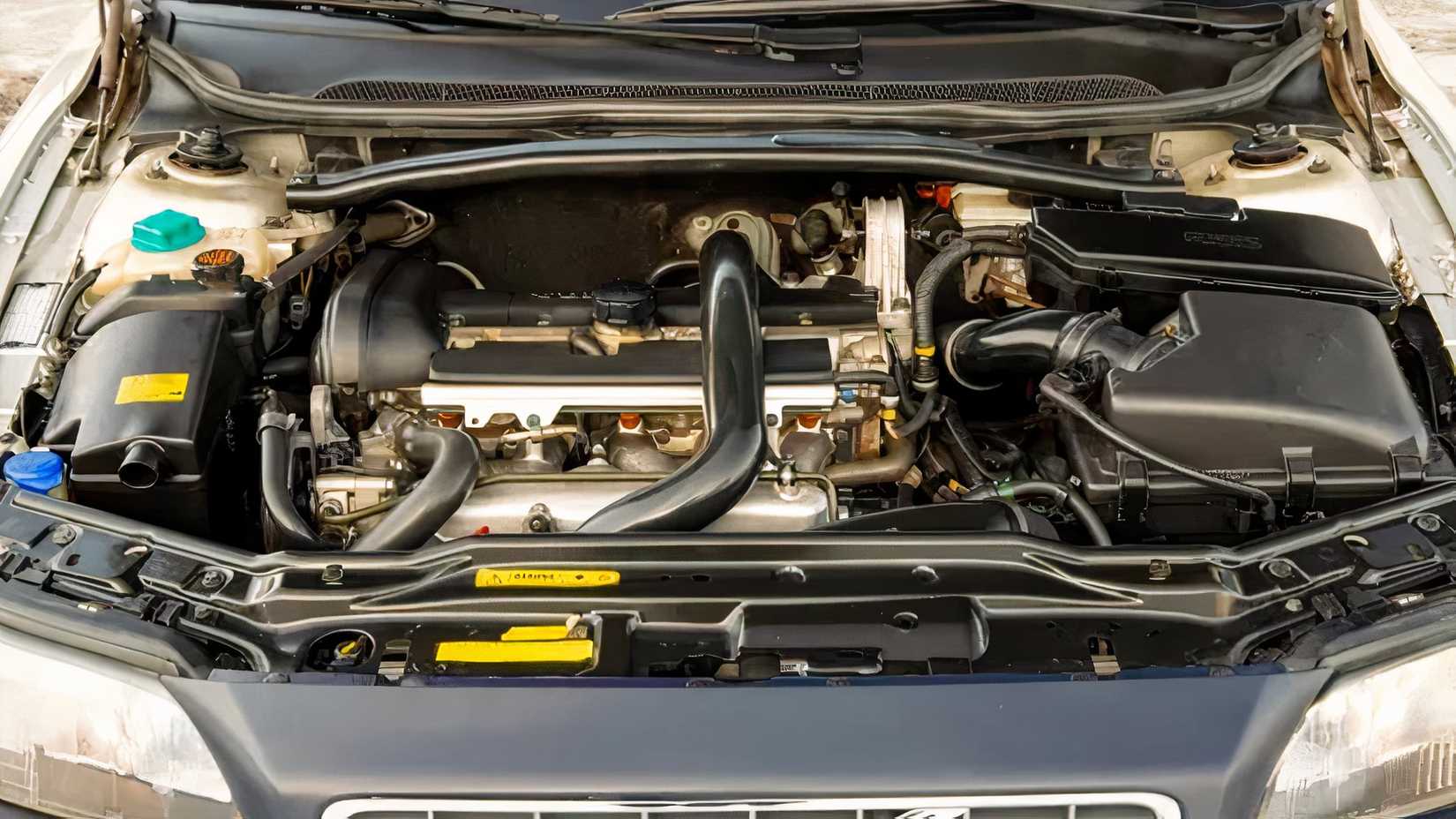 2001 Volvo V70 engine bay