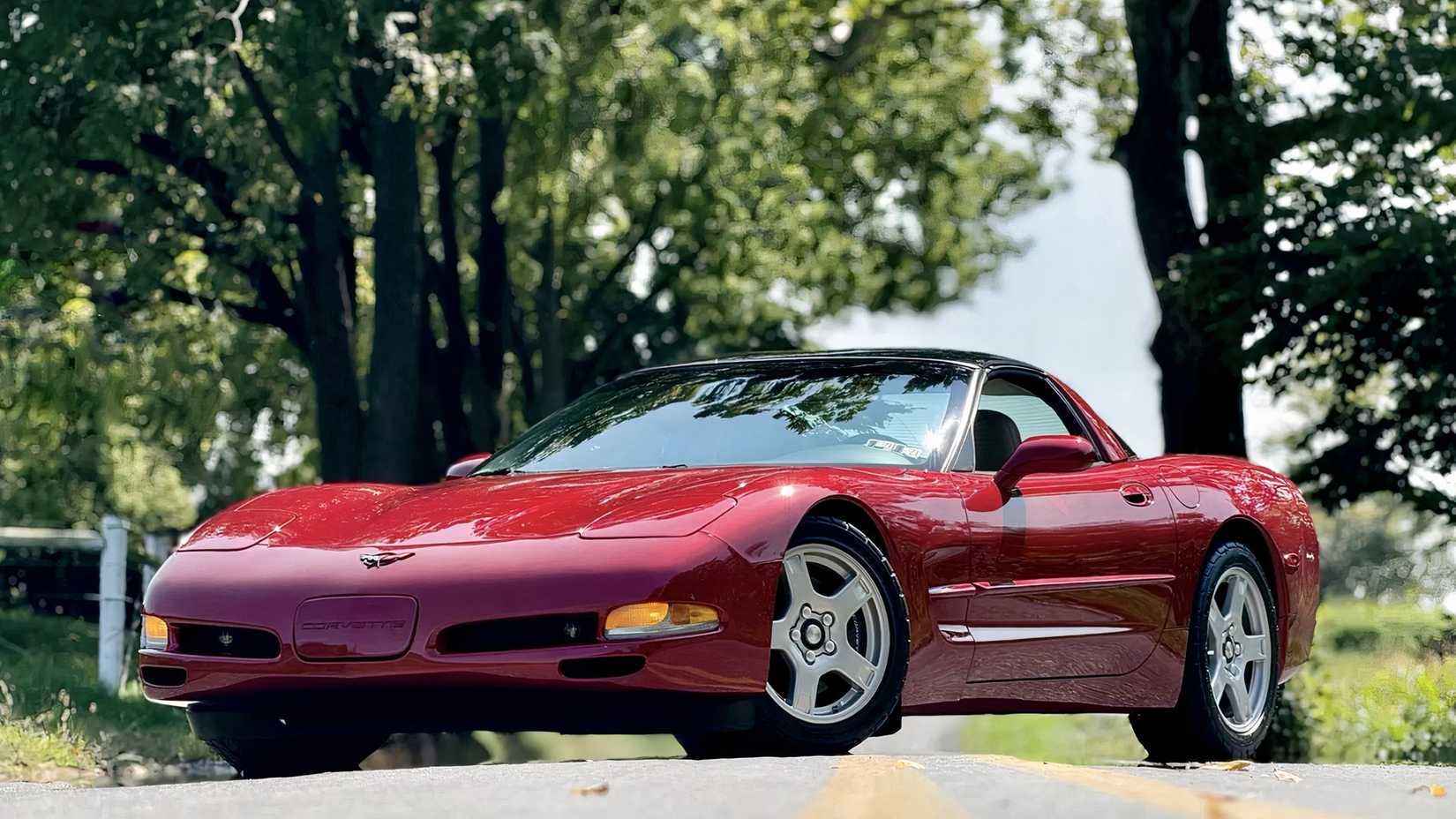 1998 Chevrolet Corvette Coupe frente 3/4 tiro estacionado na estrada