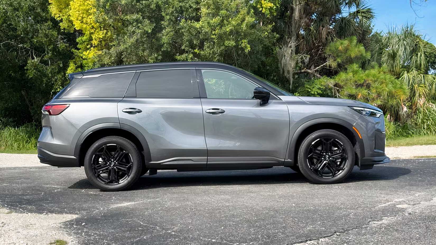 Profile shot of 2026 Infiniti QX60 parked