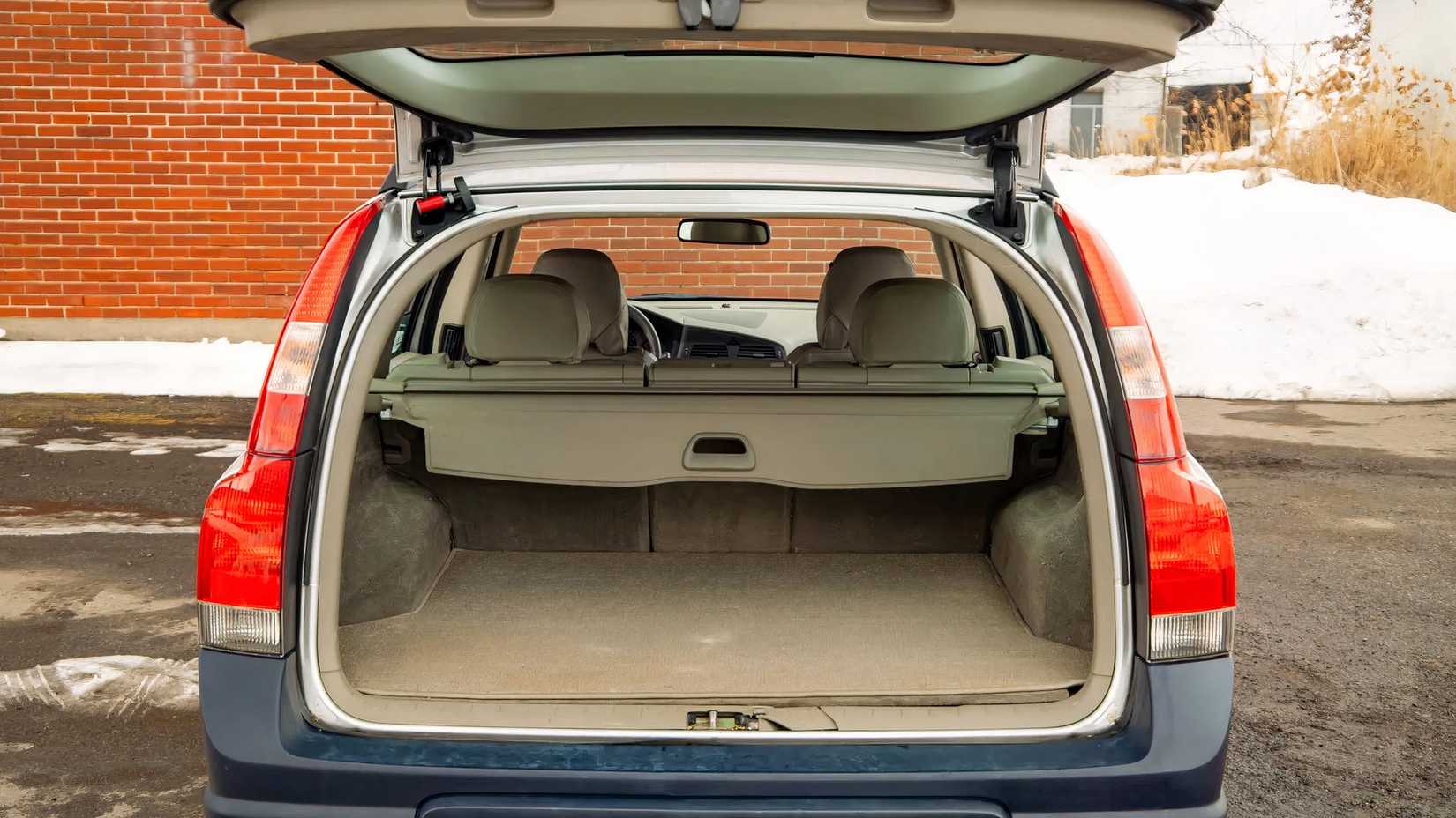 2001 Volvo V70 cargo area