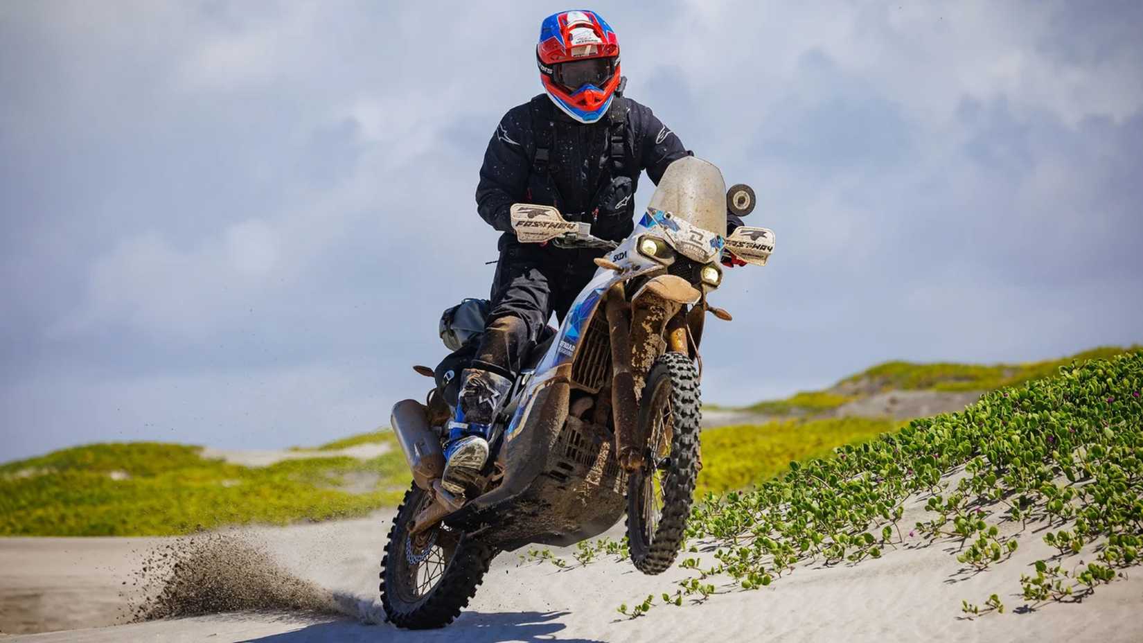 Motion shot of Cove 450 Rally on sand track