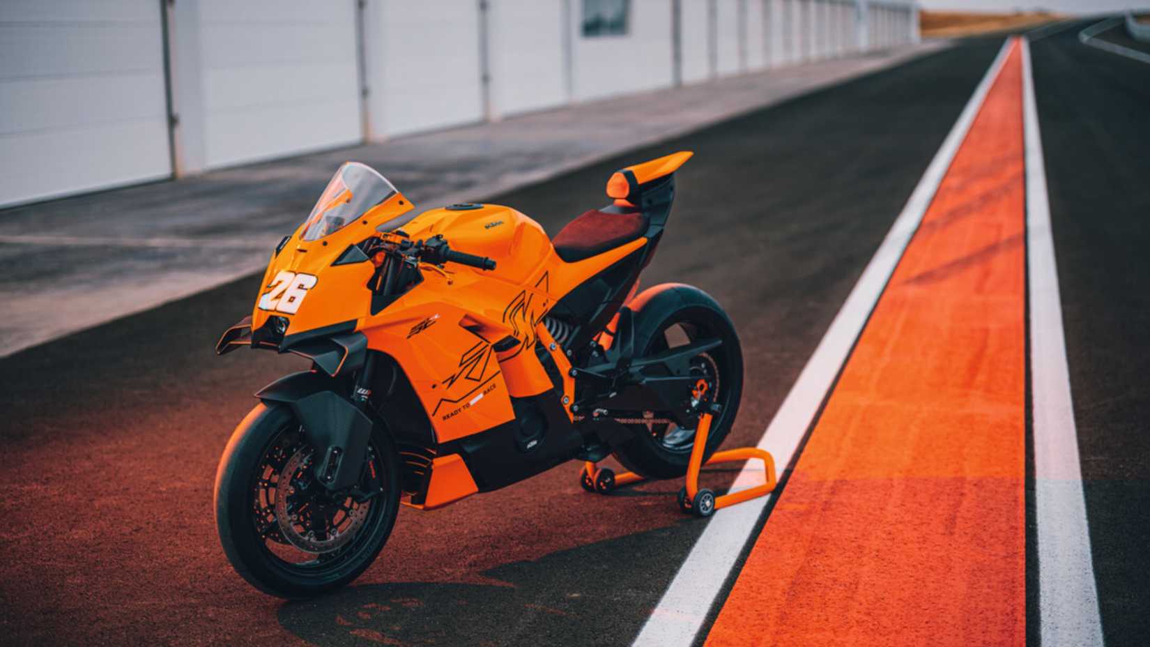 KTM 990 RC R estacionada na beira da pista
