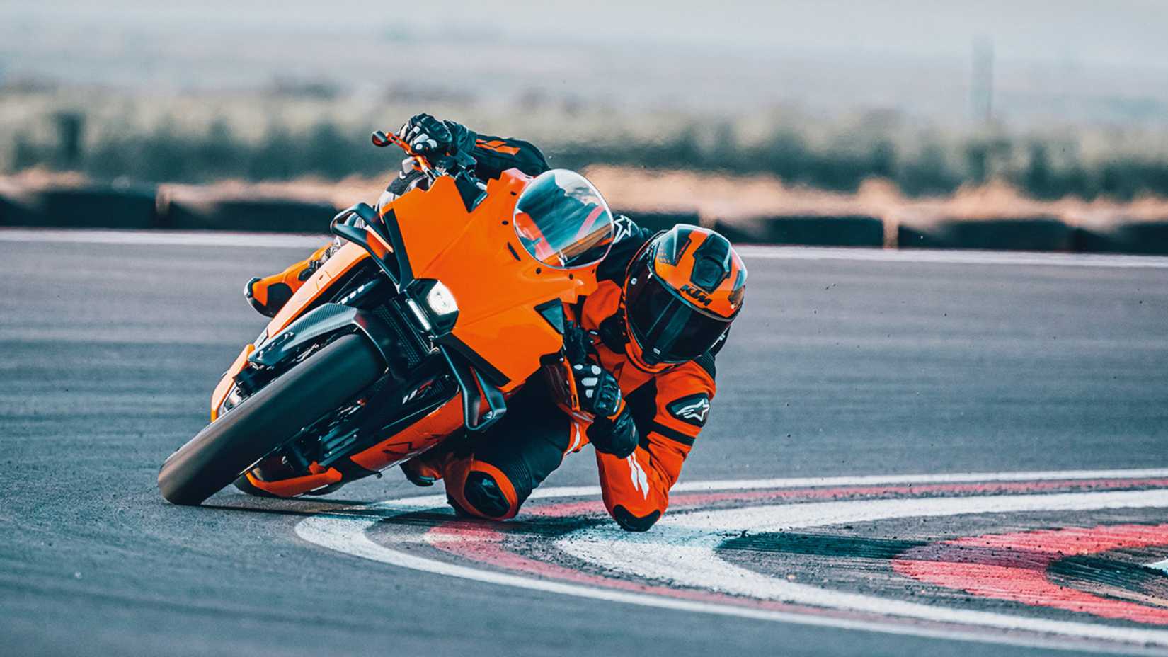 KTM 990 RC R fazendo curva na pista