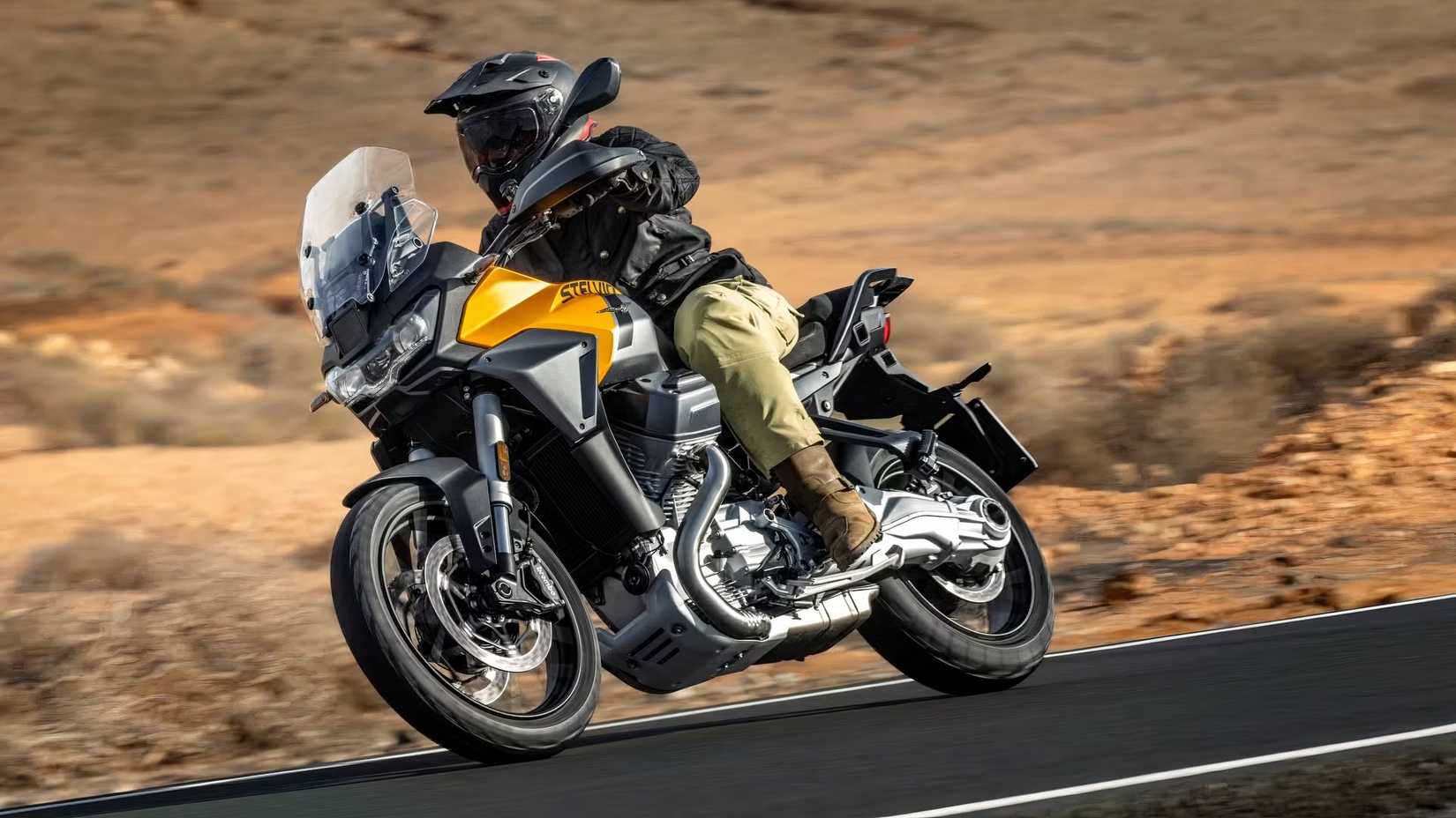 Foto de ação da Moto Guzzi Stelvio