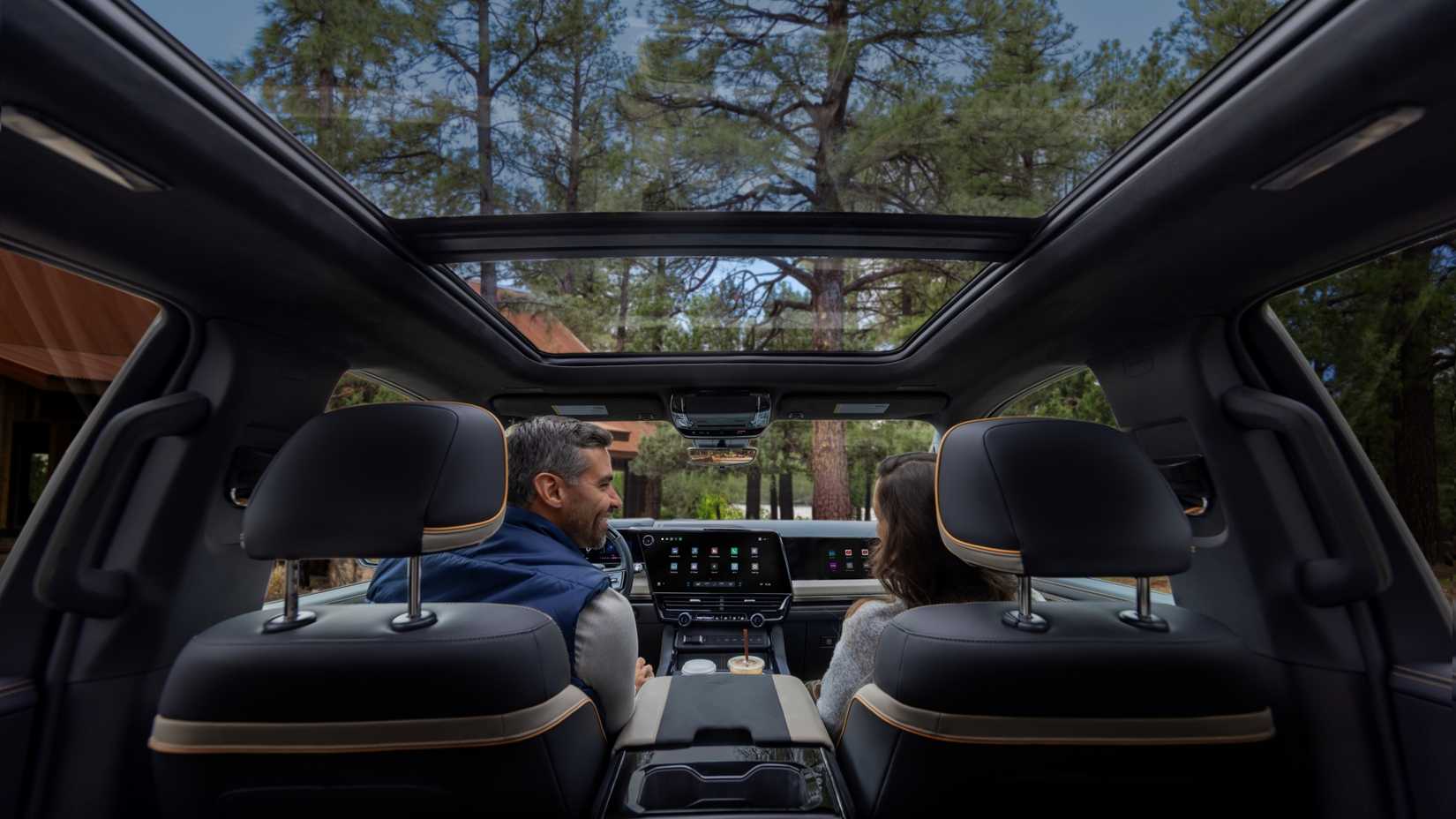 Imagem estática do interior do Chevrolet Silverado High Country 2027 exibindo seu teto solar panorâmico