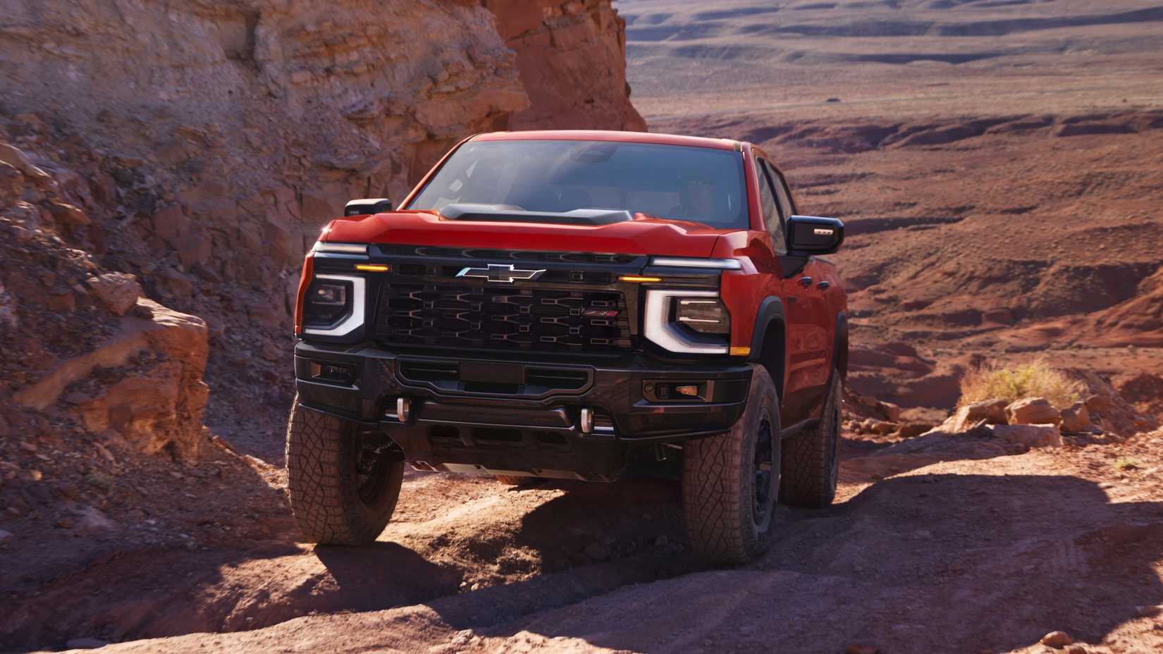Imagem frontal do Chevrolet Silverado ZR2 Bison Edition 2027 dirigindo off-road