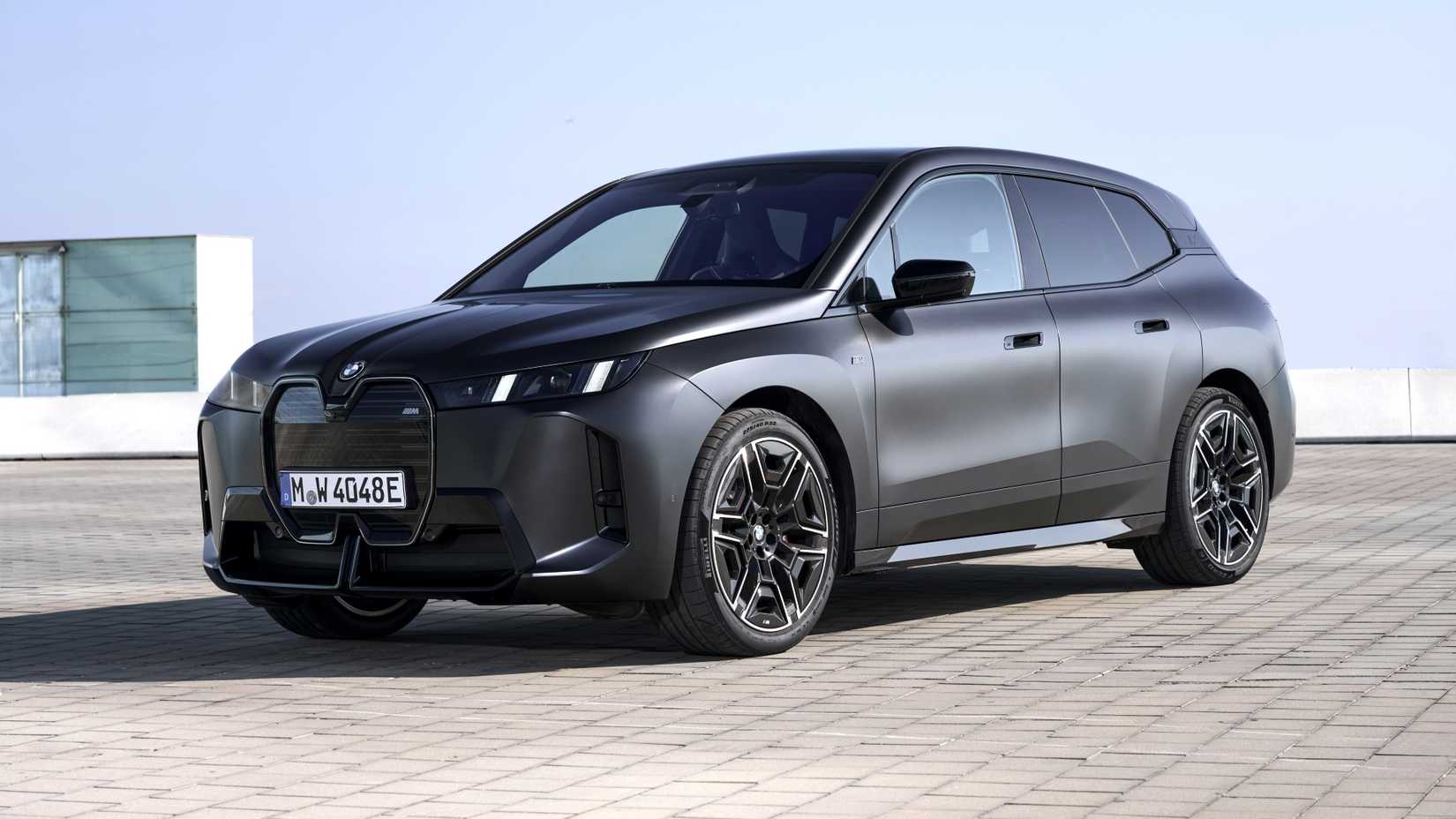 BMW iX M70 front-quarter