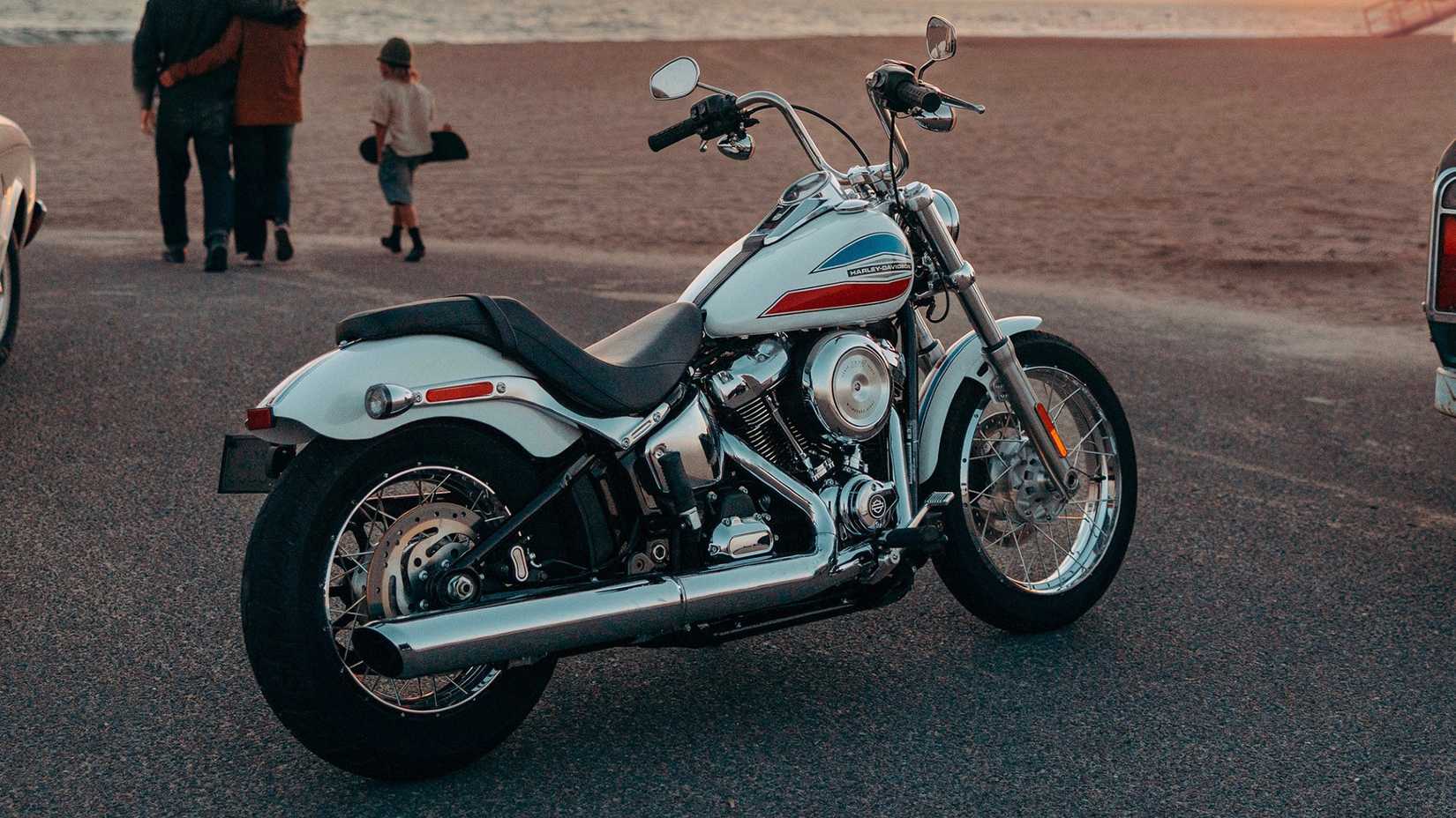 Vista traseira da Harley-Davidson Super Glide 2026 estacionada perto de uma praia
