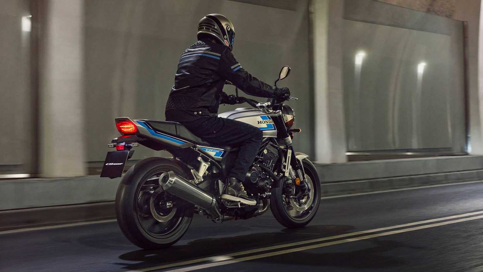 Vista traseira da Honda CB1000F 2026 andando em um túnel