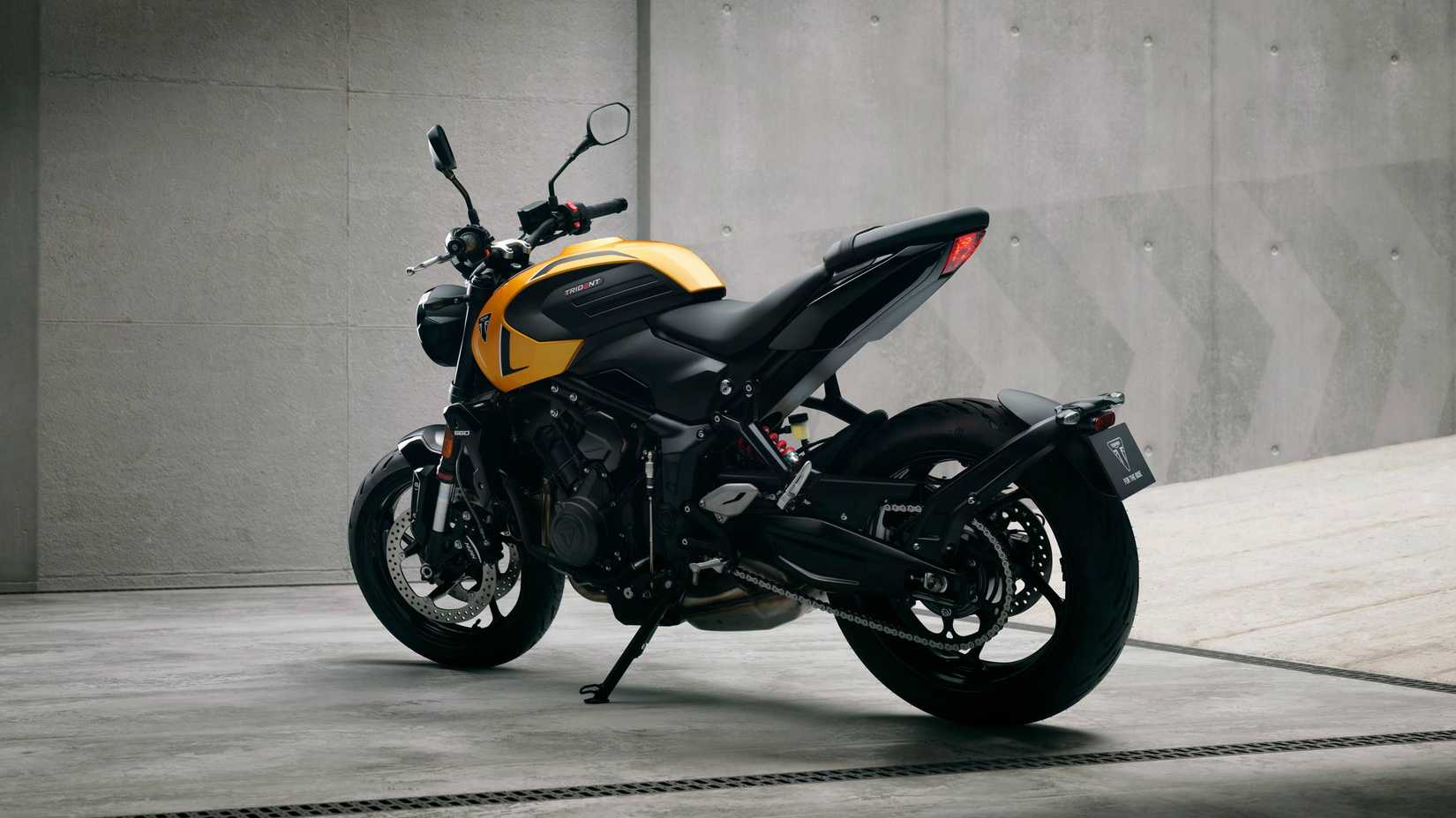 Retrovisor do 2026 Triumph Trident 660 estacionado em um armazém