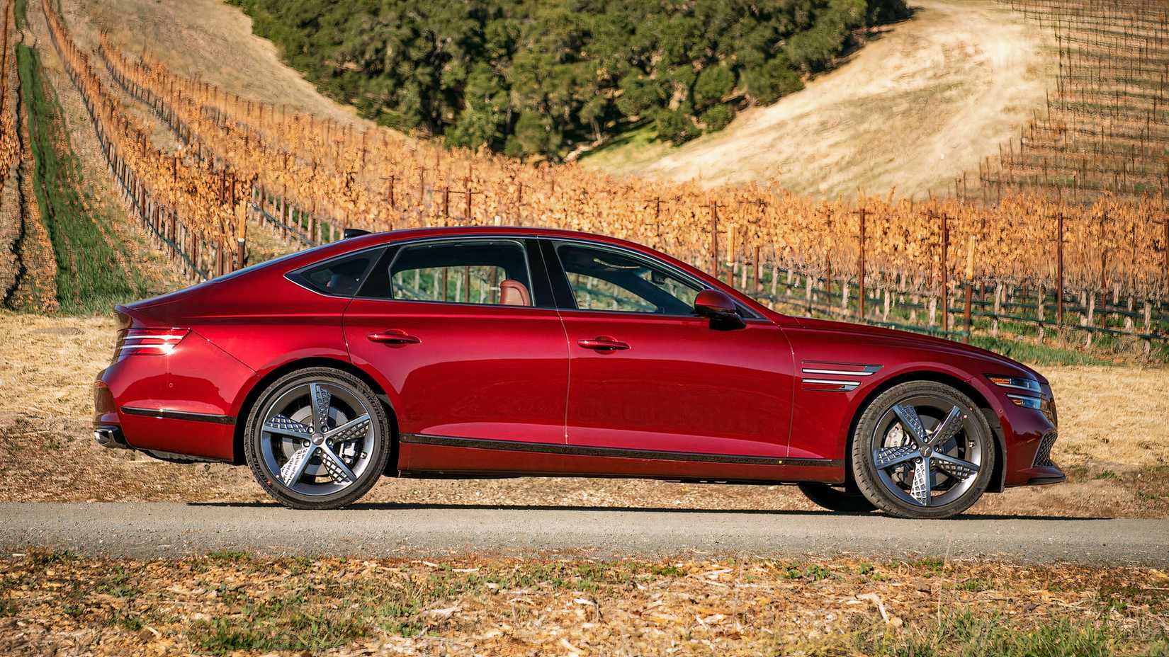 Foto lateral de um Genesis G80 2022 vermelho estacionado