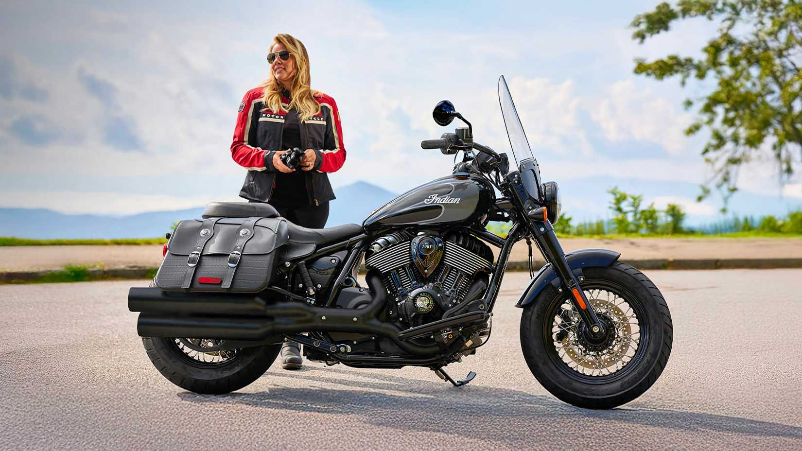 Piloto ao lado de um Indian Super Chief Limited preto 2026
