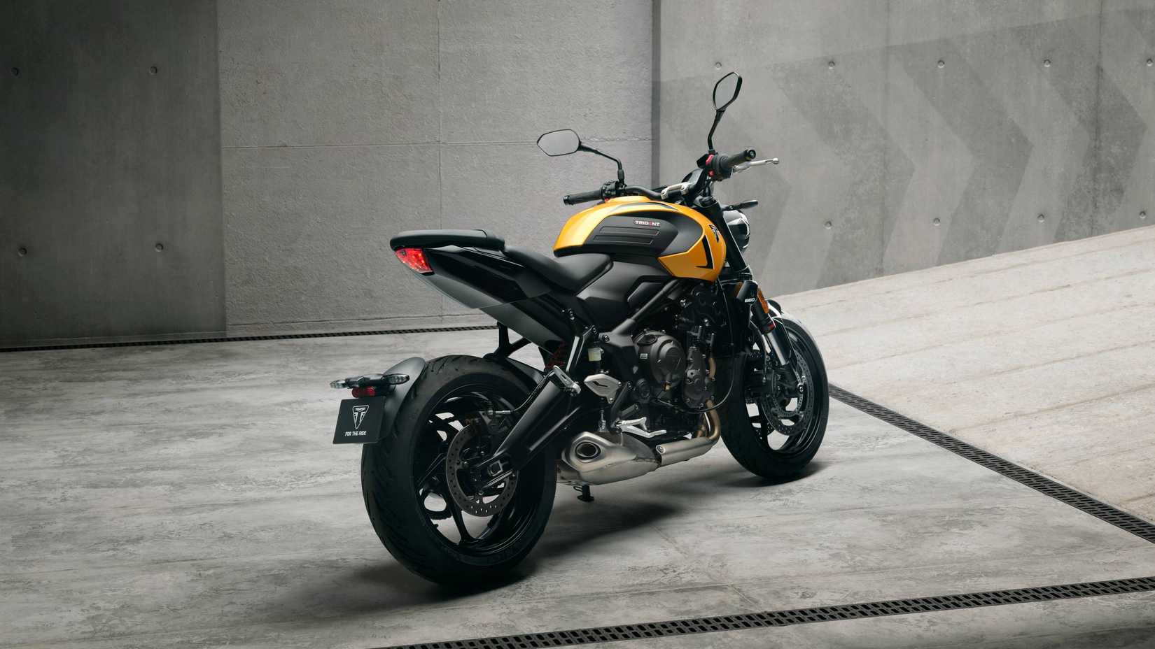 Retrovisor lateral direito do 2026 Triumph Trident 660 estacionado em um armazém