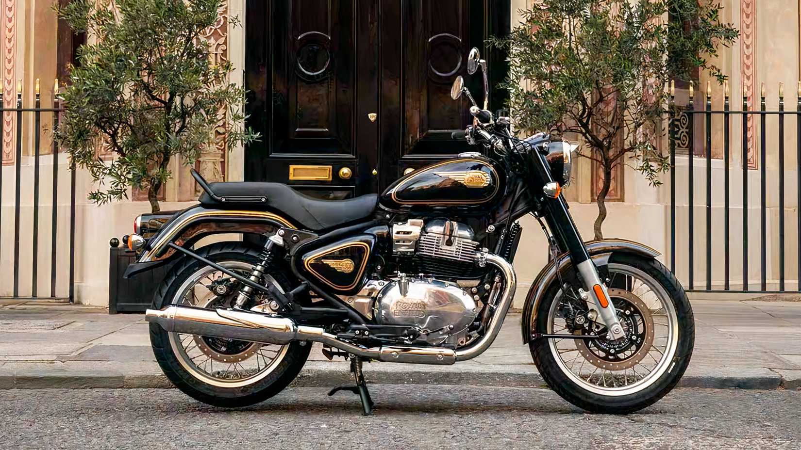 Royal Enfield Bullet 650 estacionada na beira da estrada
